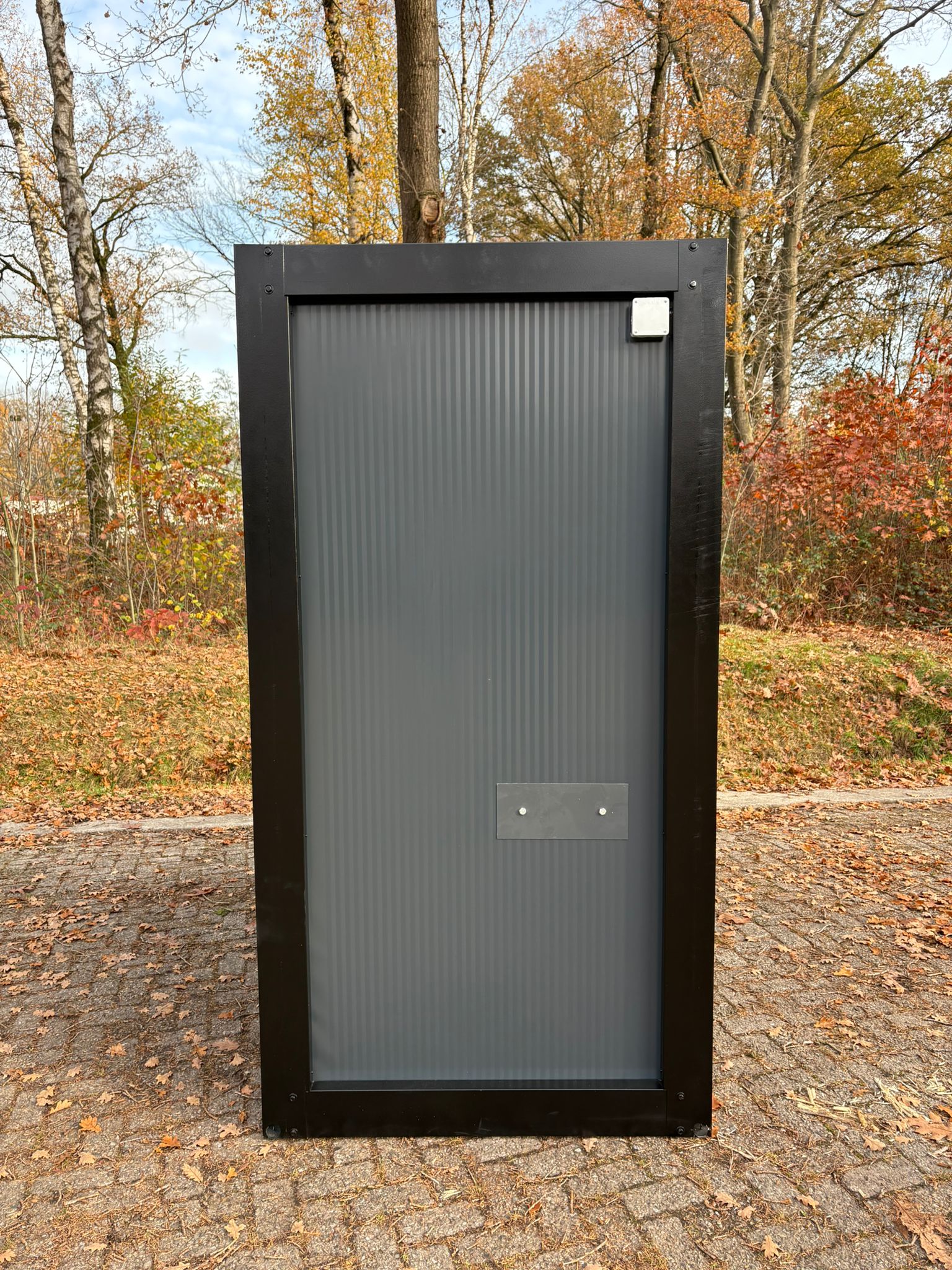 Lasdoos van een doucheunit met omkleedruimte.