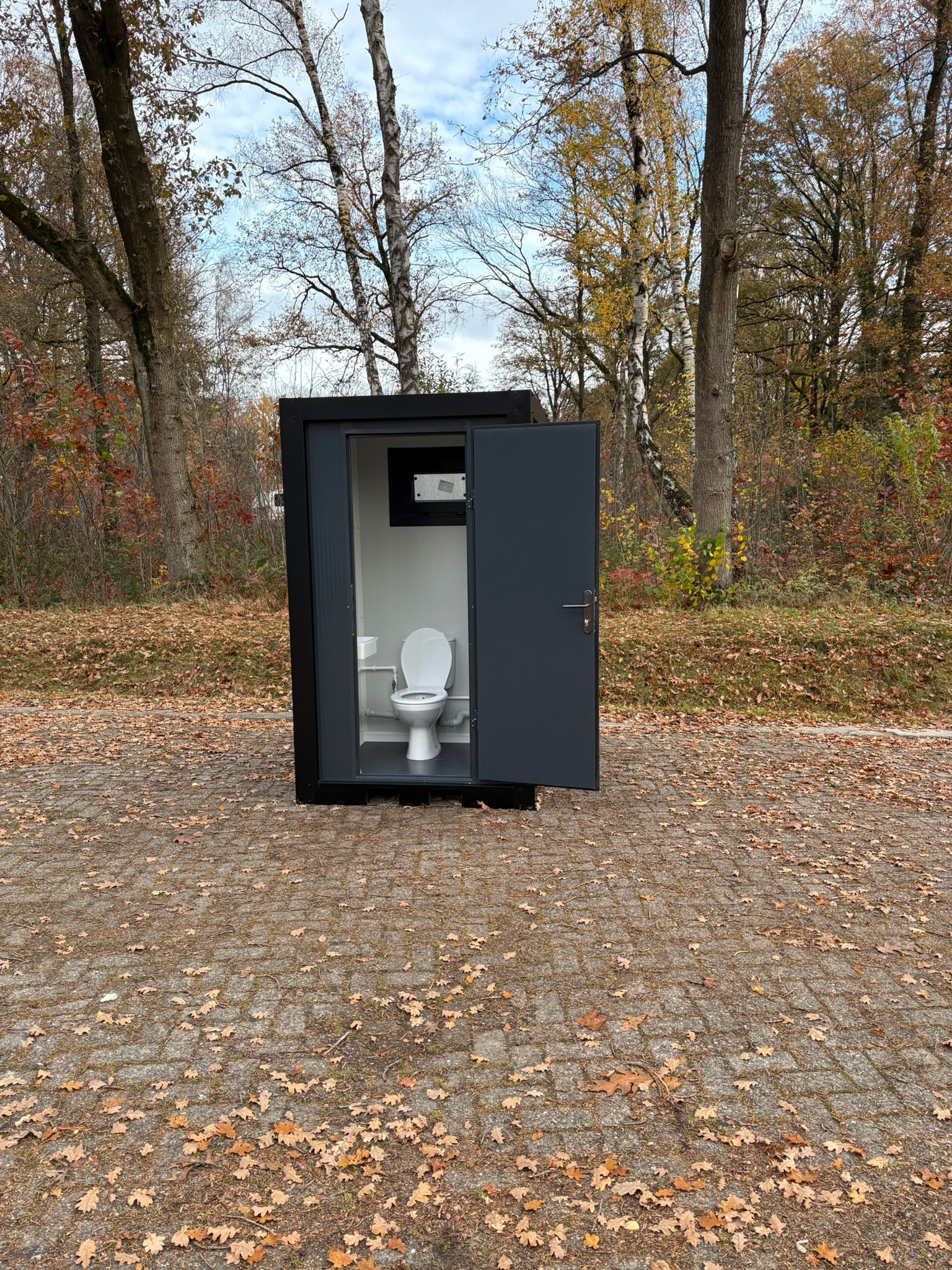 Open deur single toilet unit met urinoir