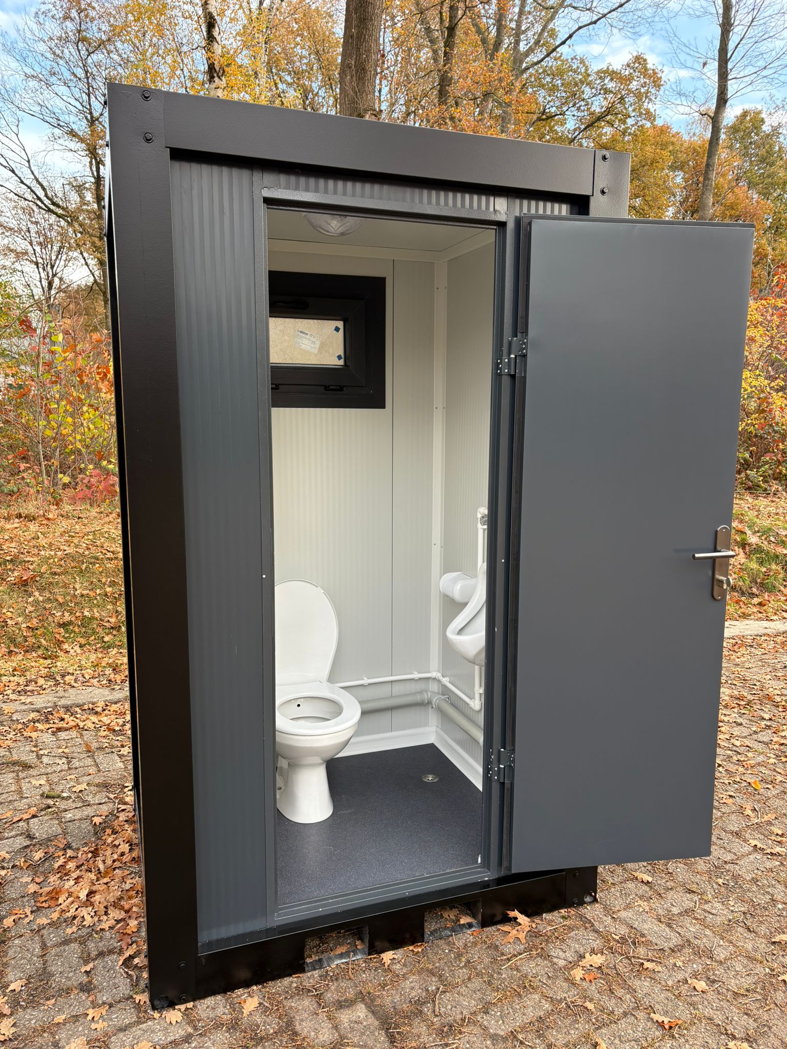 Open deur urinoir met toilet unit