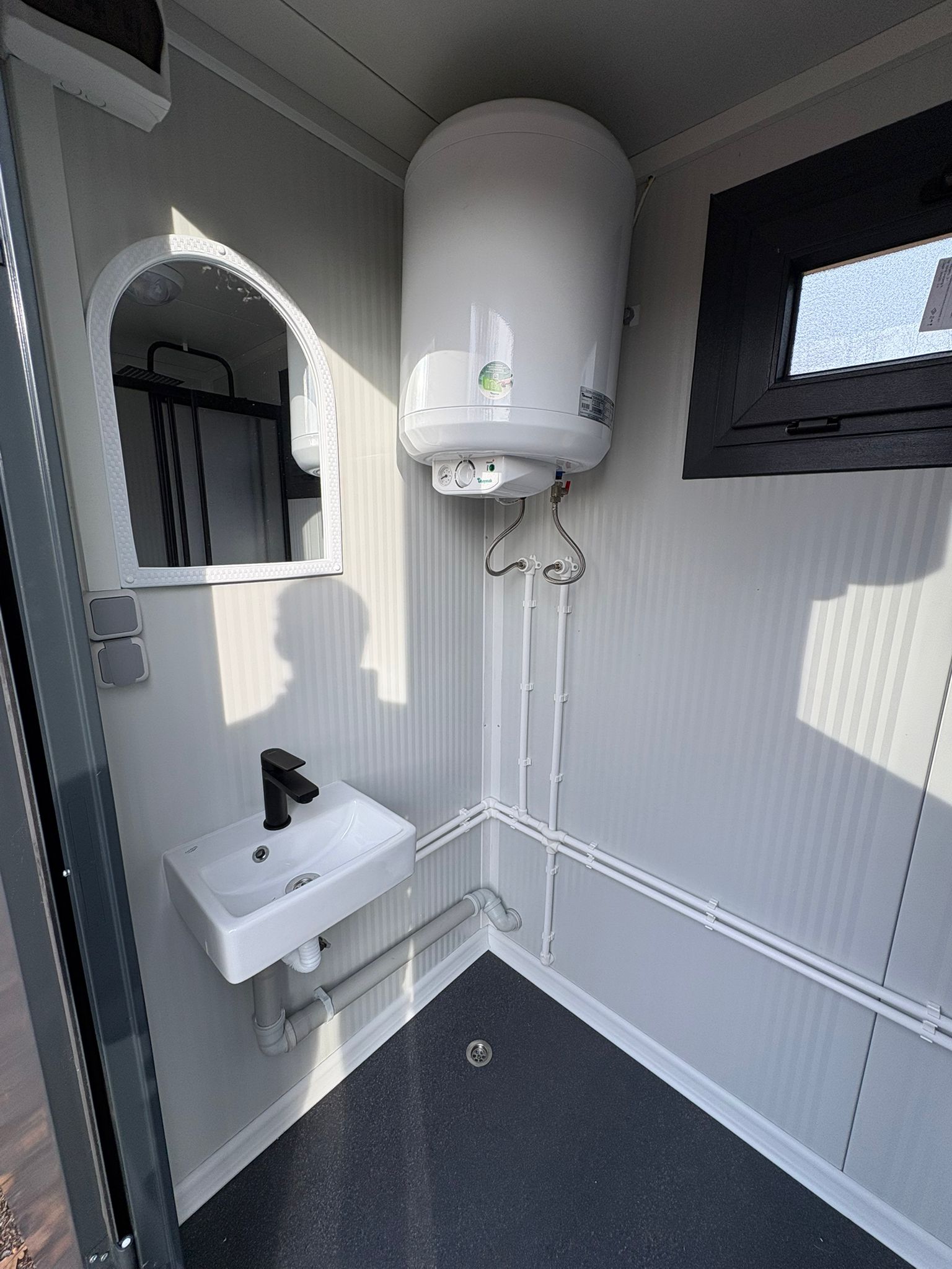 Overzicht van een doucheunit met omkleedruimte.