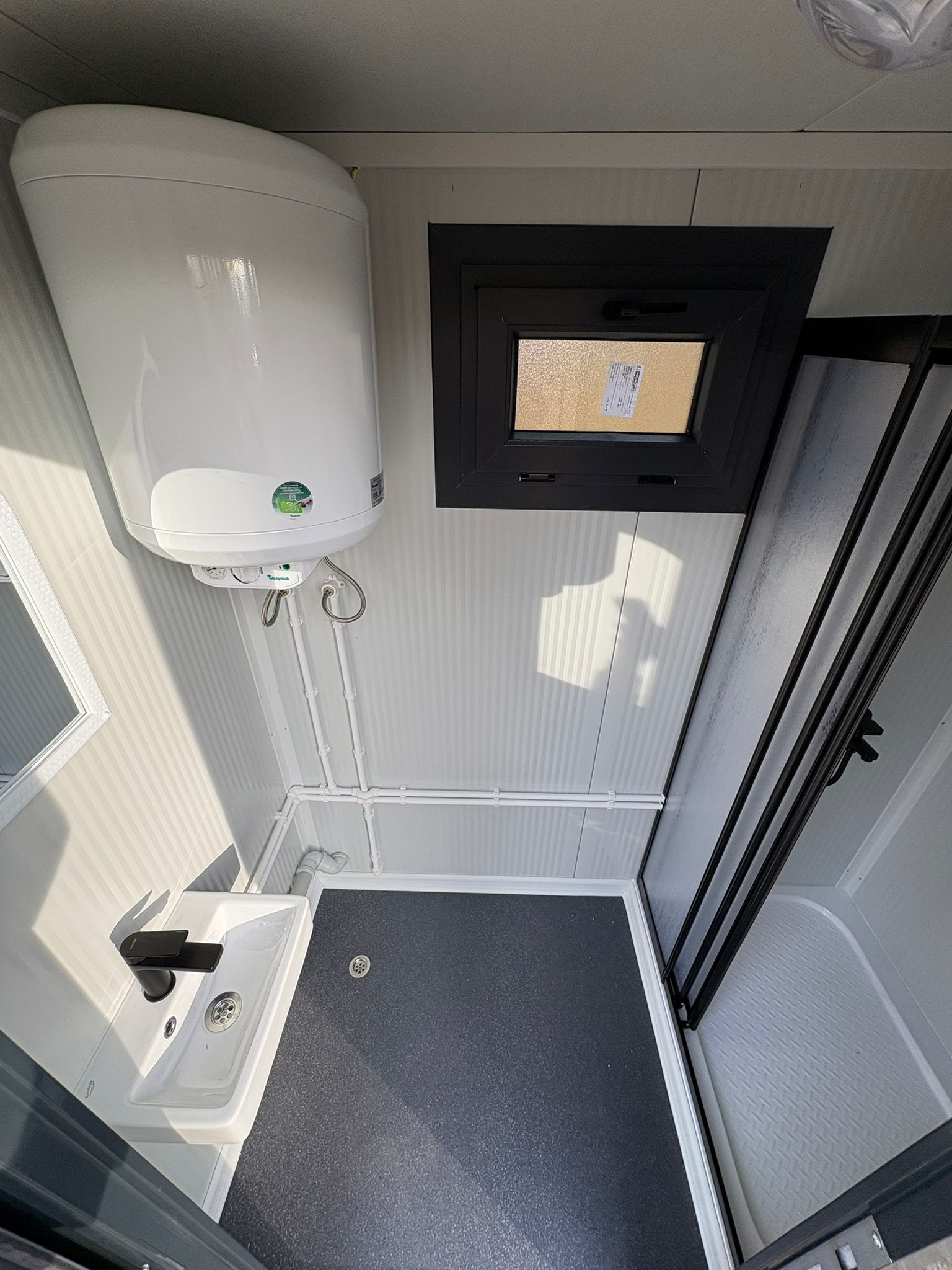 Overzicht van een doucheunit met omkleedruimte.