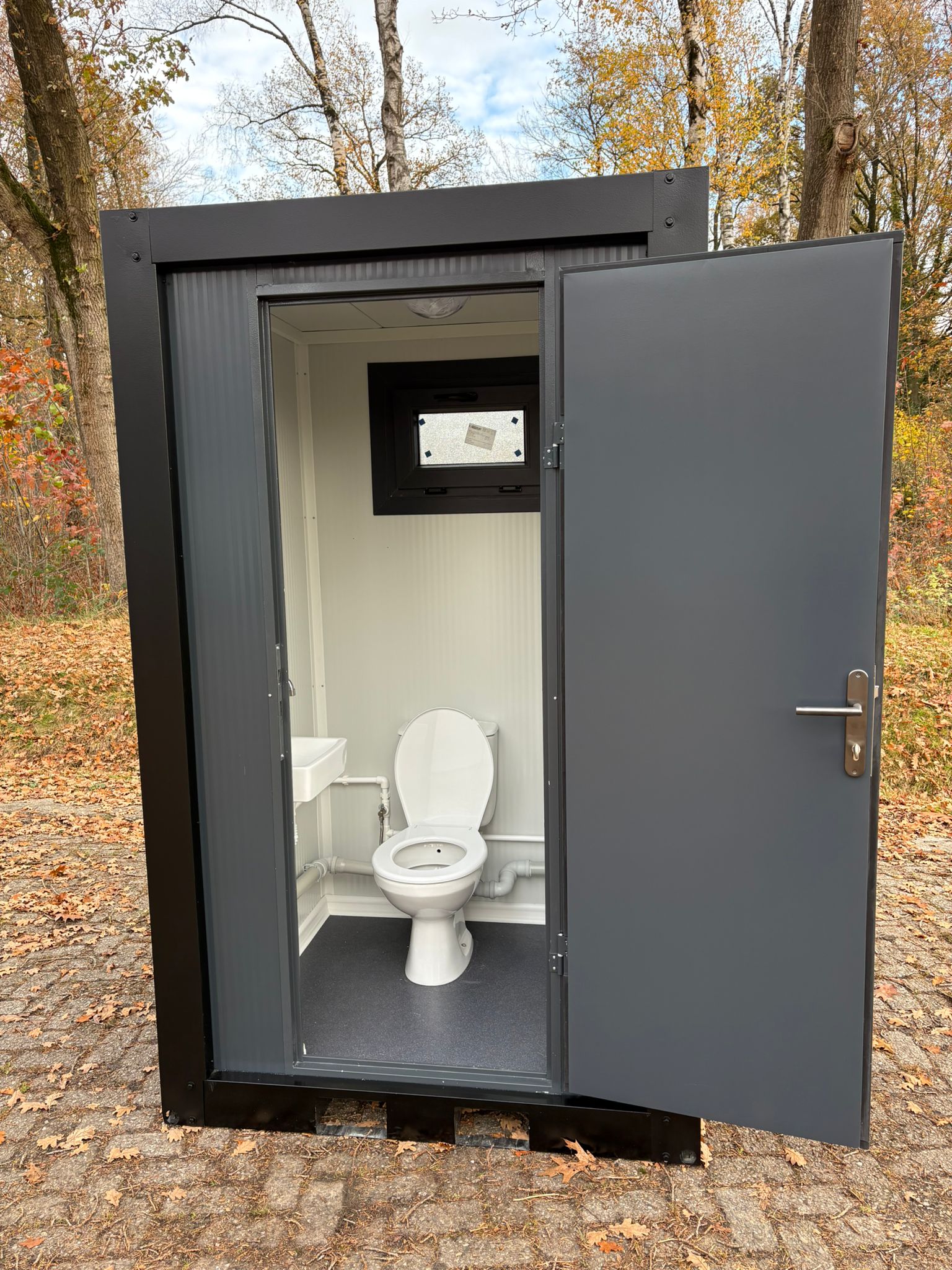 Single toilet unit met open deur 2