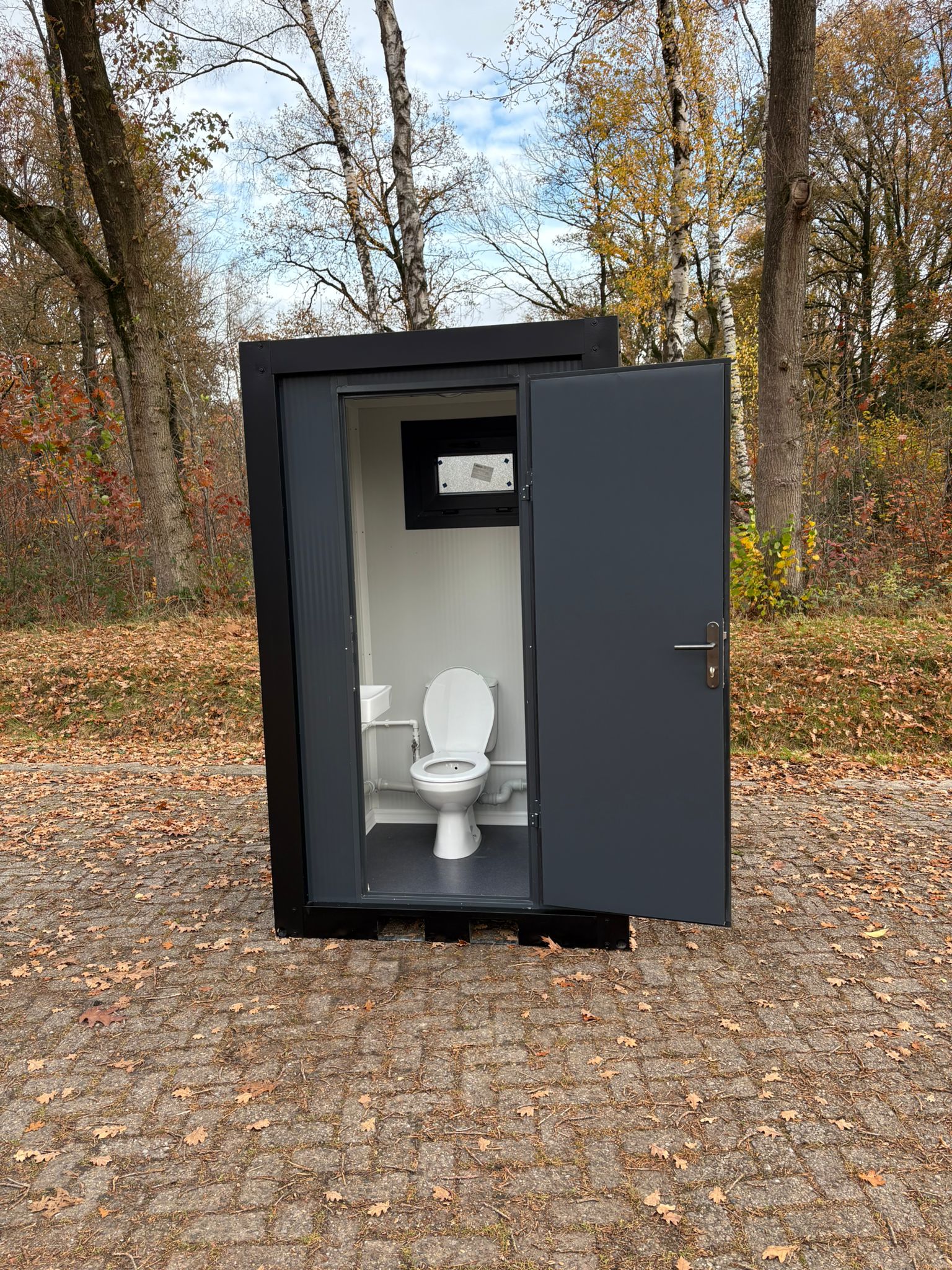 Single toilet unit met open deur