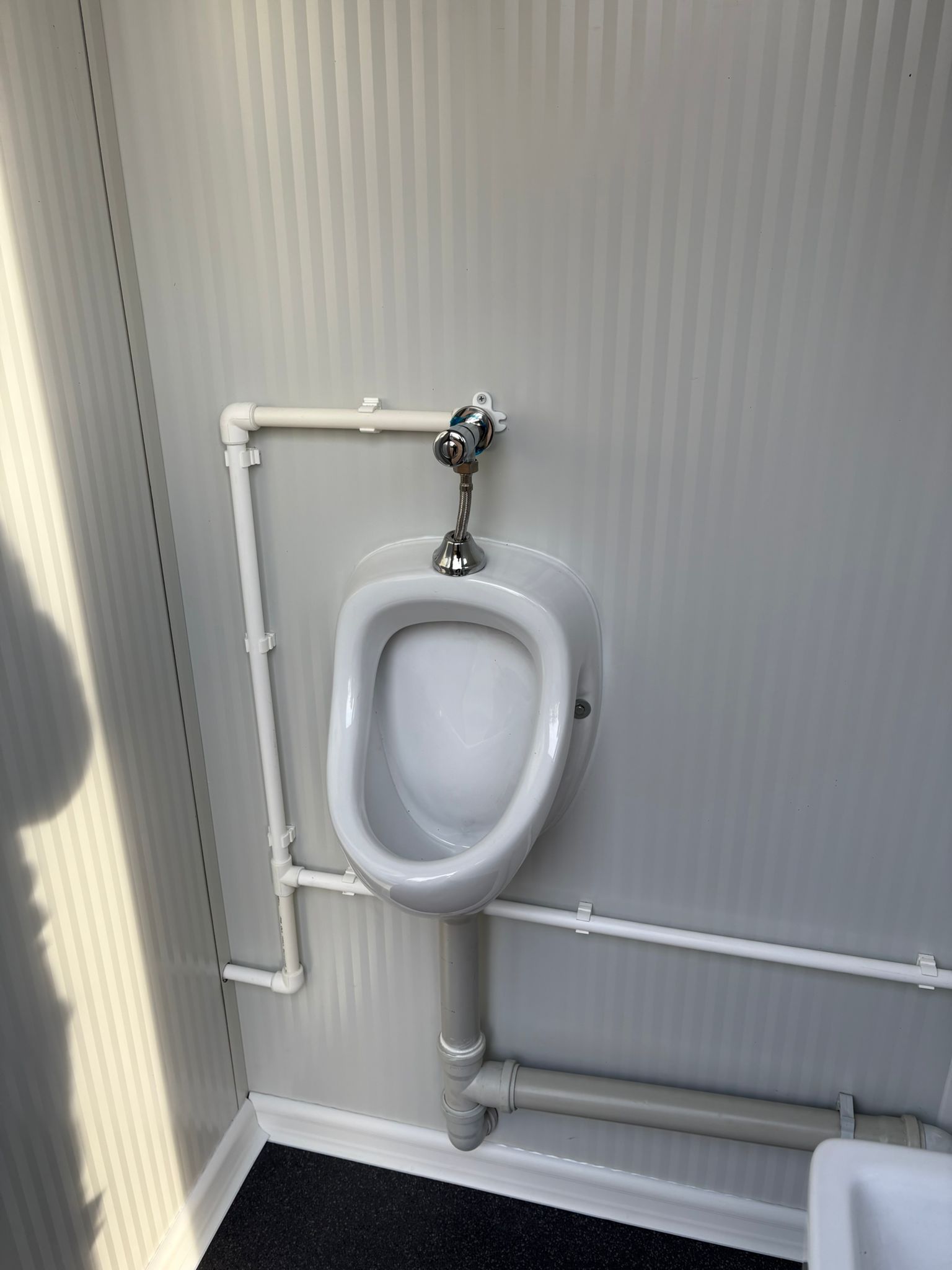 Urinoir in een toilet- en urinoirunit.