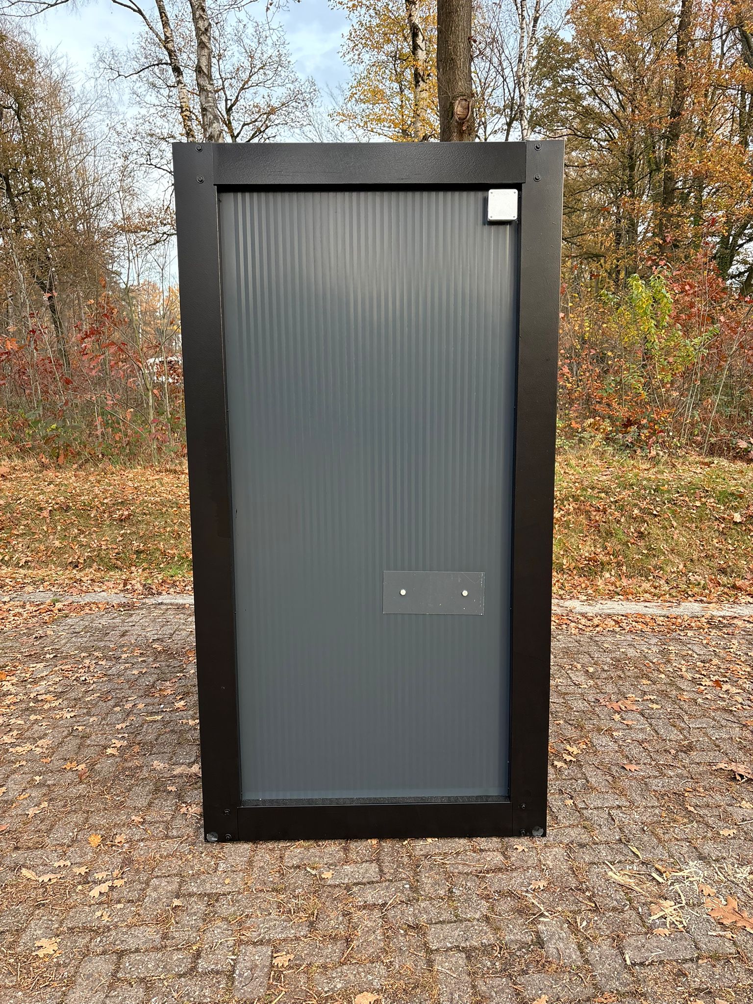 Zijkant met lasdoos van een toilet- en urinoirunit.