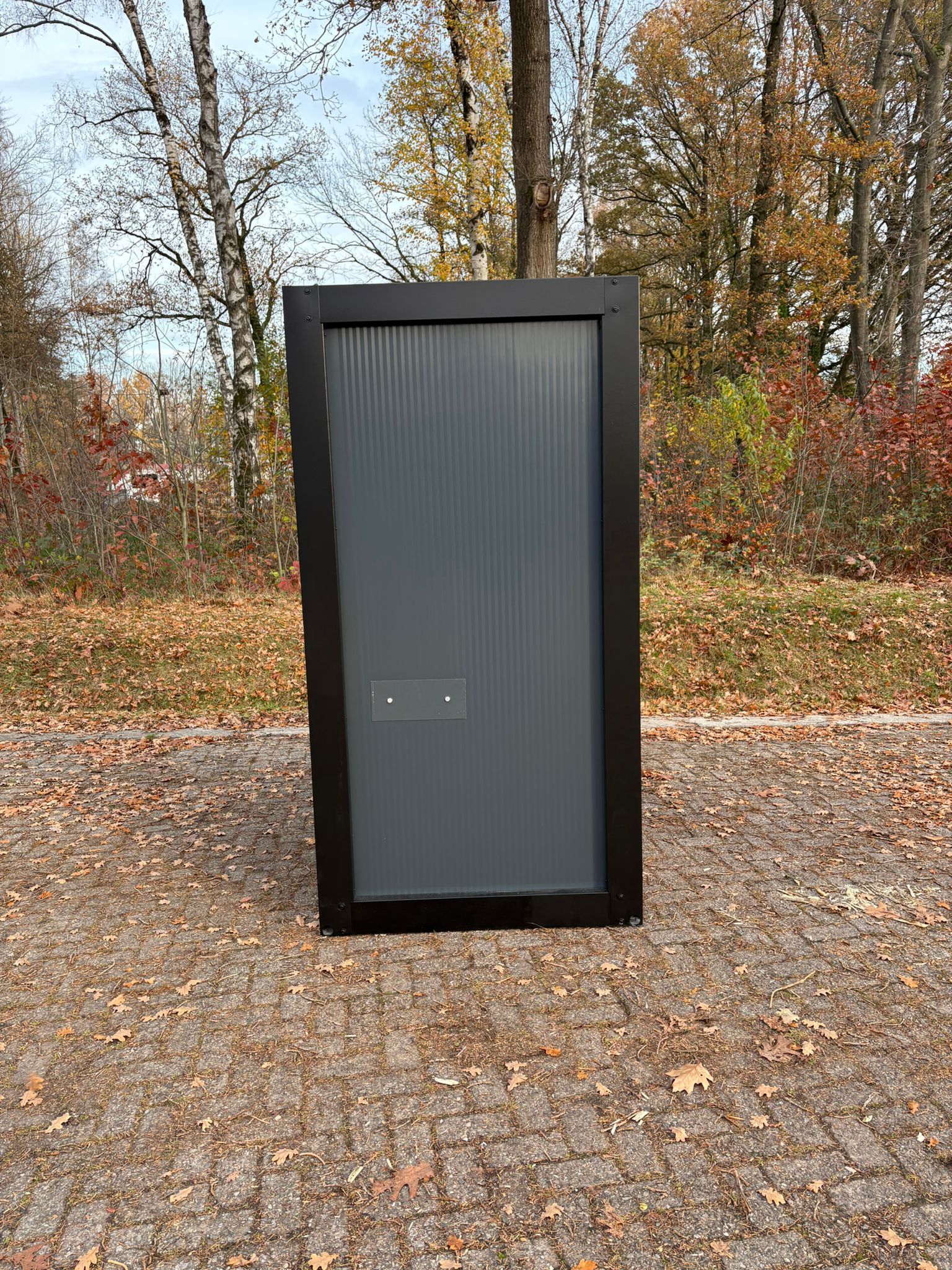 Zijkant van een toilet- en urinoirunit.