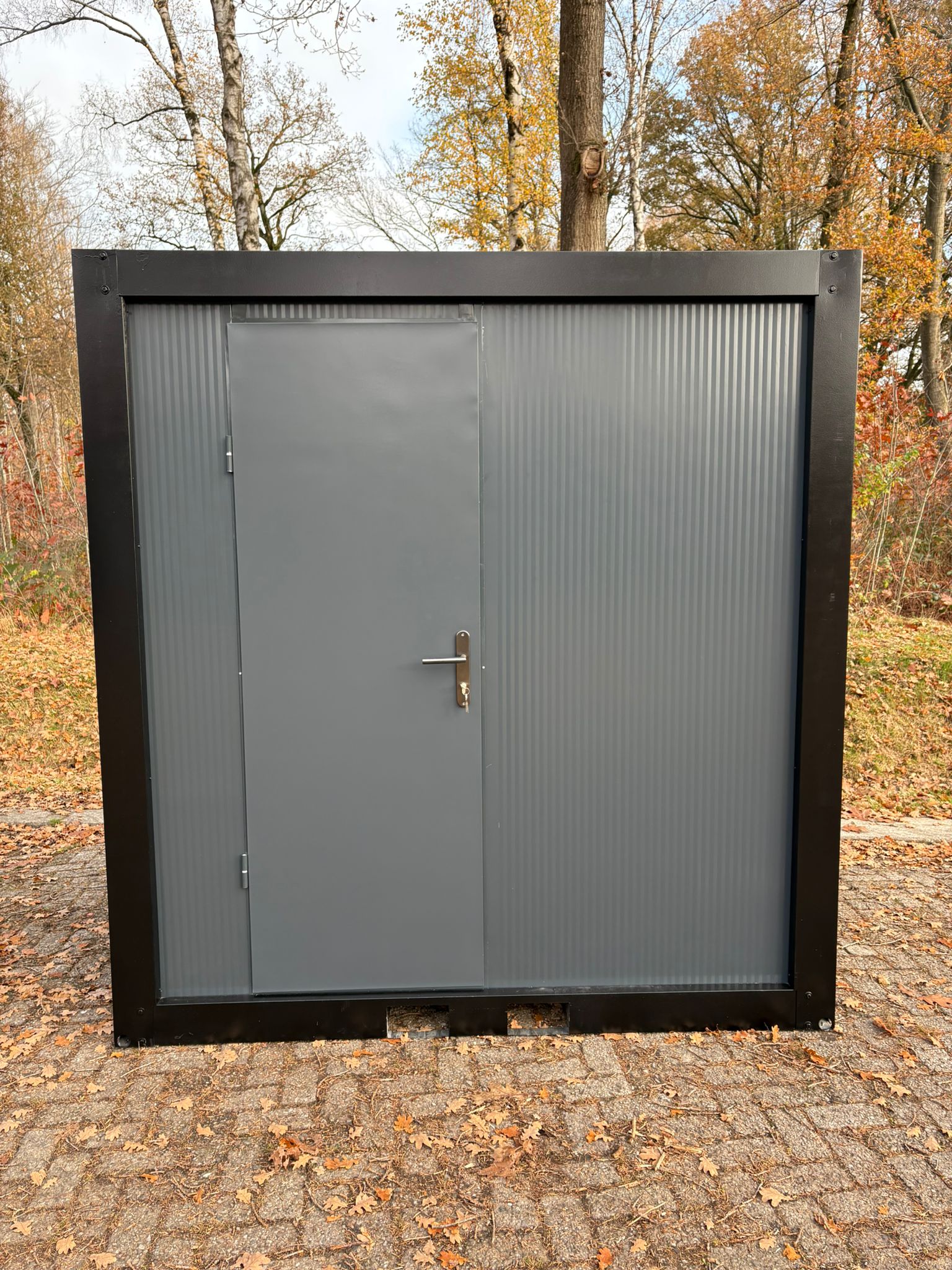 Doucheunit met omkleedruimte.