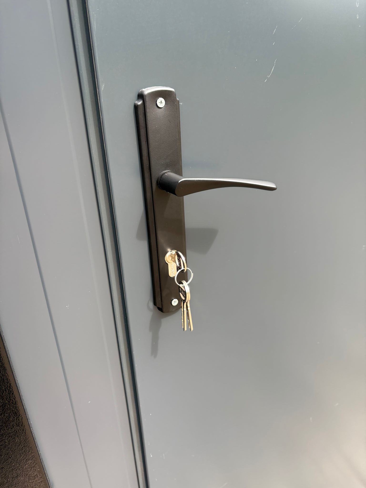 Detail van een deurklink met cilinderslot op een duo mobiele toilet unit