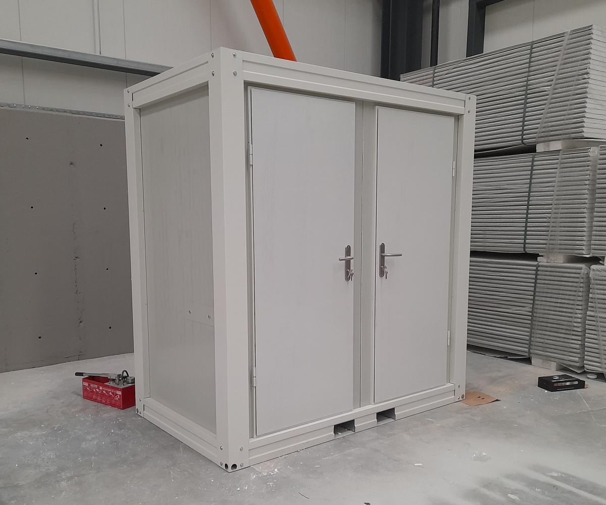 Voorkant van een duo mobiele toilet unit met gesloten deuren