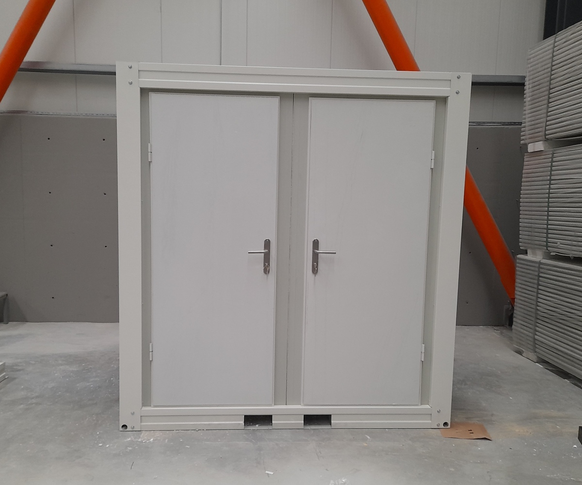Recht vooraanzicht van een duo mobiele toilet unit met gesloten deuren