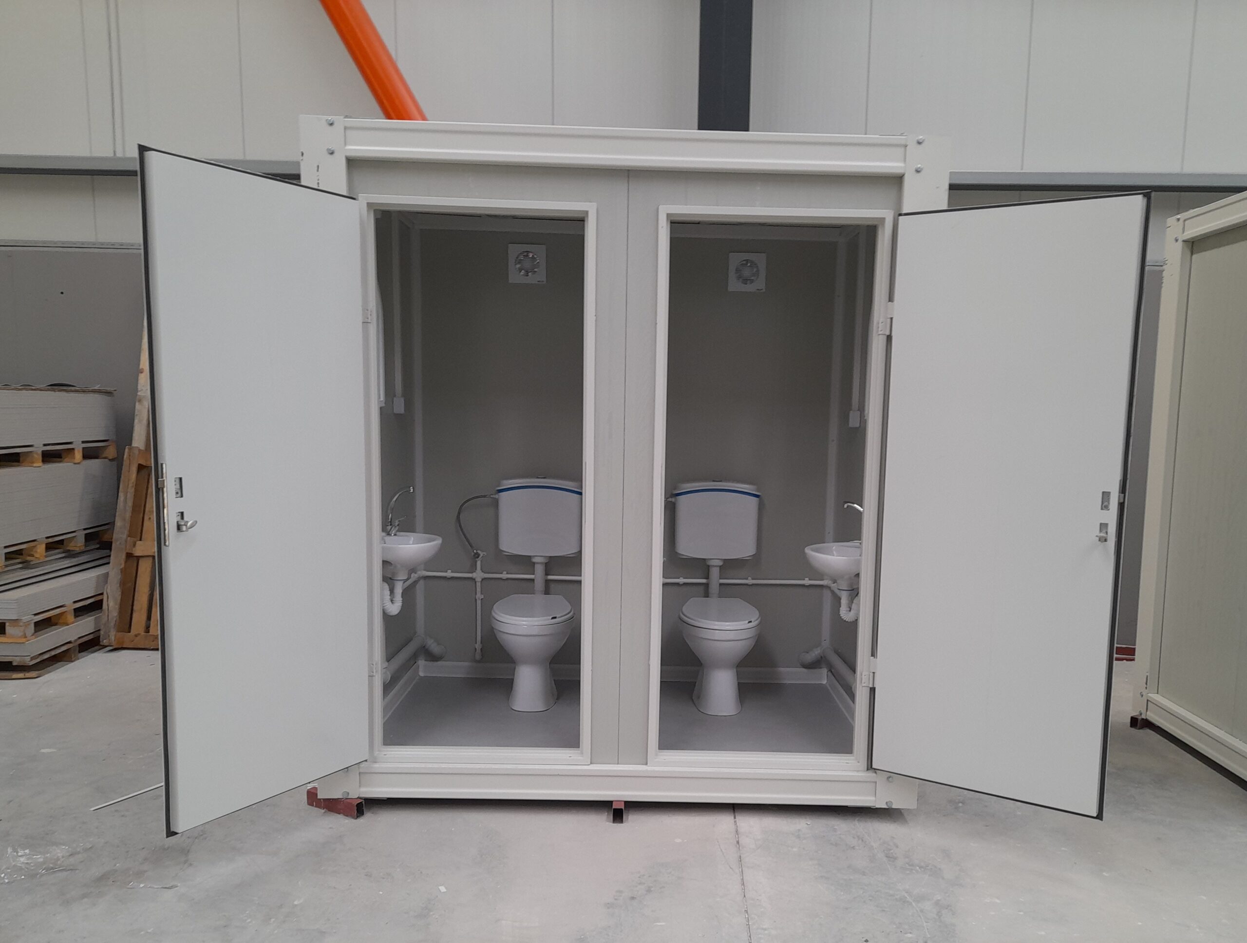 Voorzijde van een duo mobiele toilet unit tijdens de constructiefase