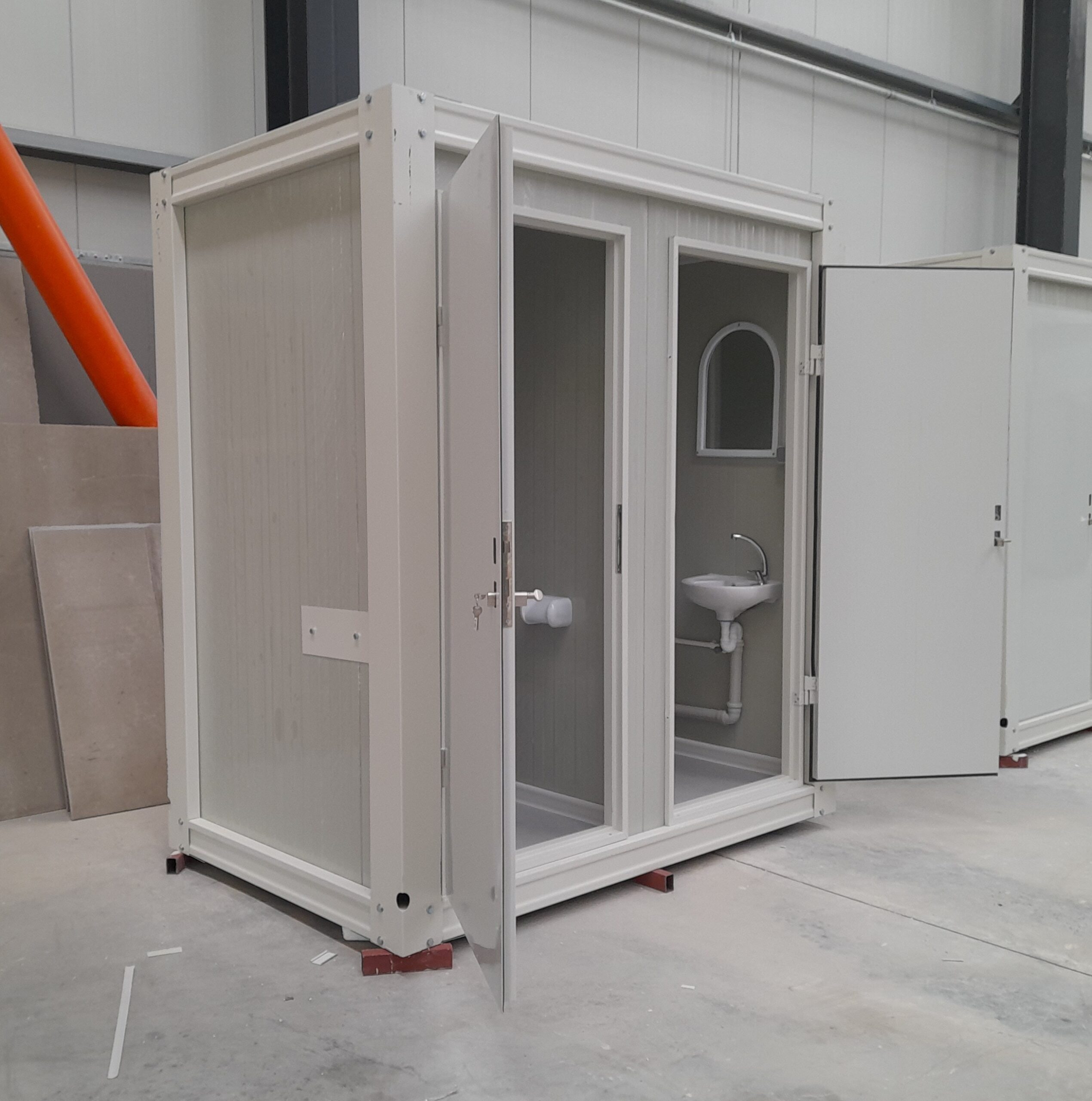 Zijkant van een duo mobiele toilet unit tijdens de constructie