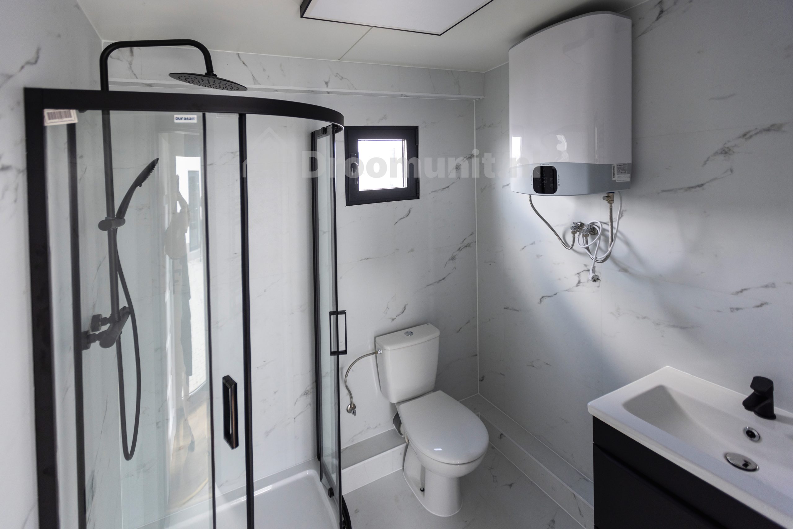 luxe_mobiele_prefab_woonunit_emmy_1_slaapkamer_afmeting_1100x300_badkamer_met_toilet_douchecabine_wastafel_en_boiler