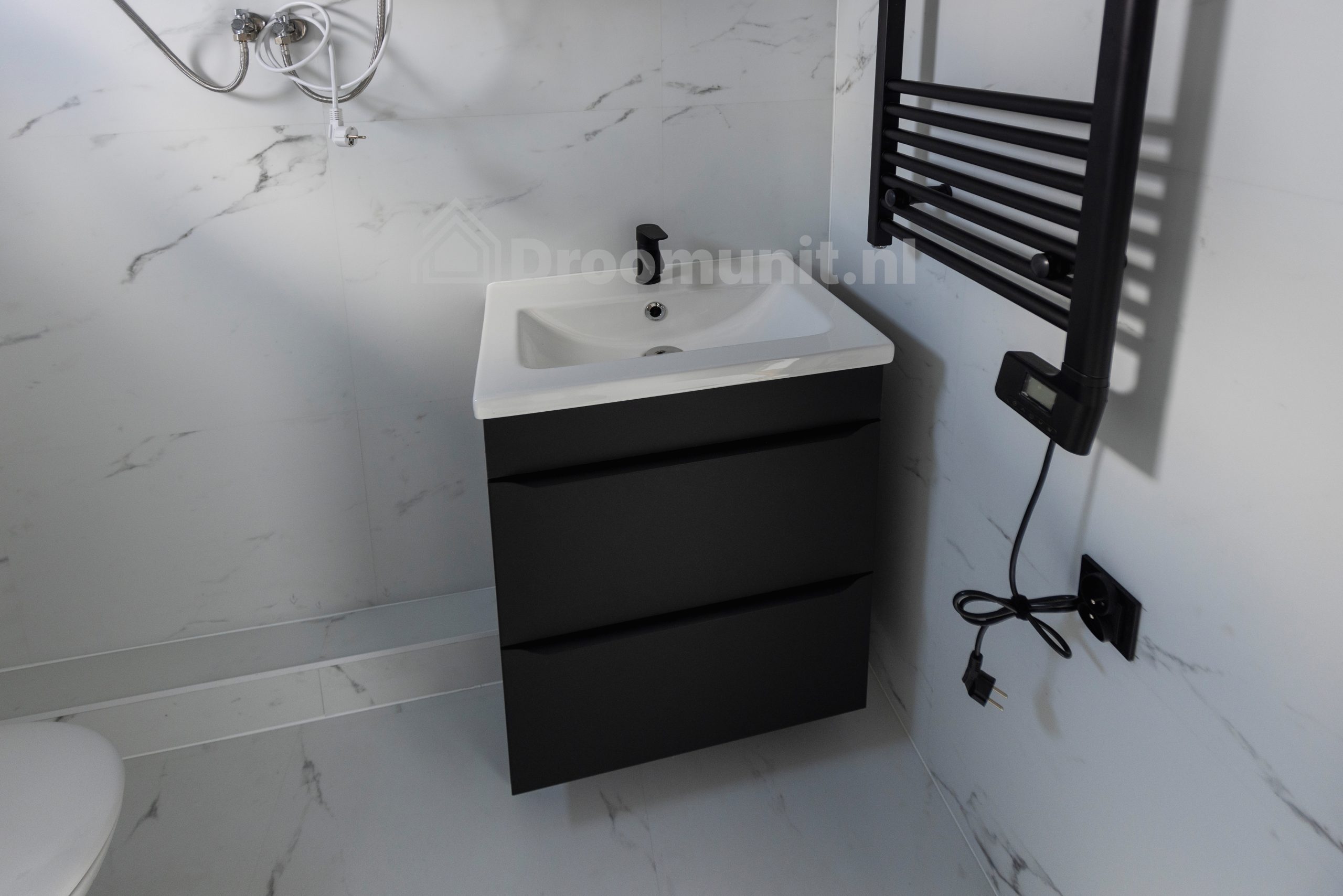 luxe_mobiele_prefab_woonunit_emmy_1_slaapkamer_afmeting_1100x300_badkamer_met_wastafel_en_verwarming