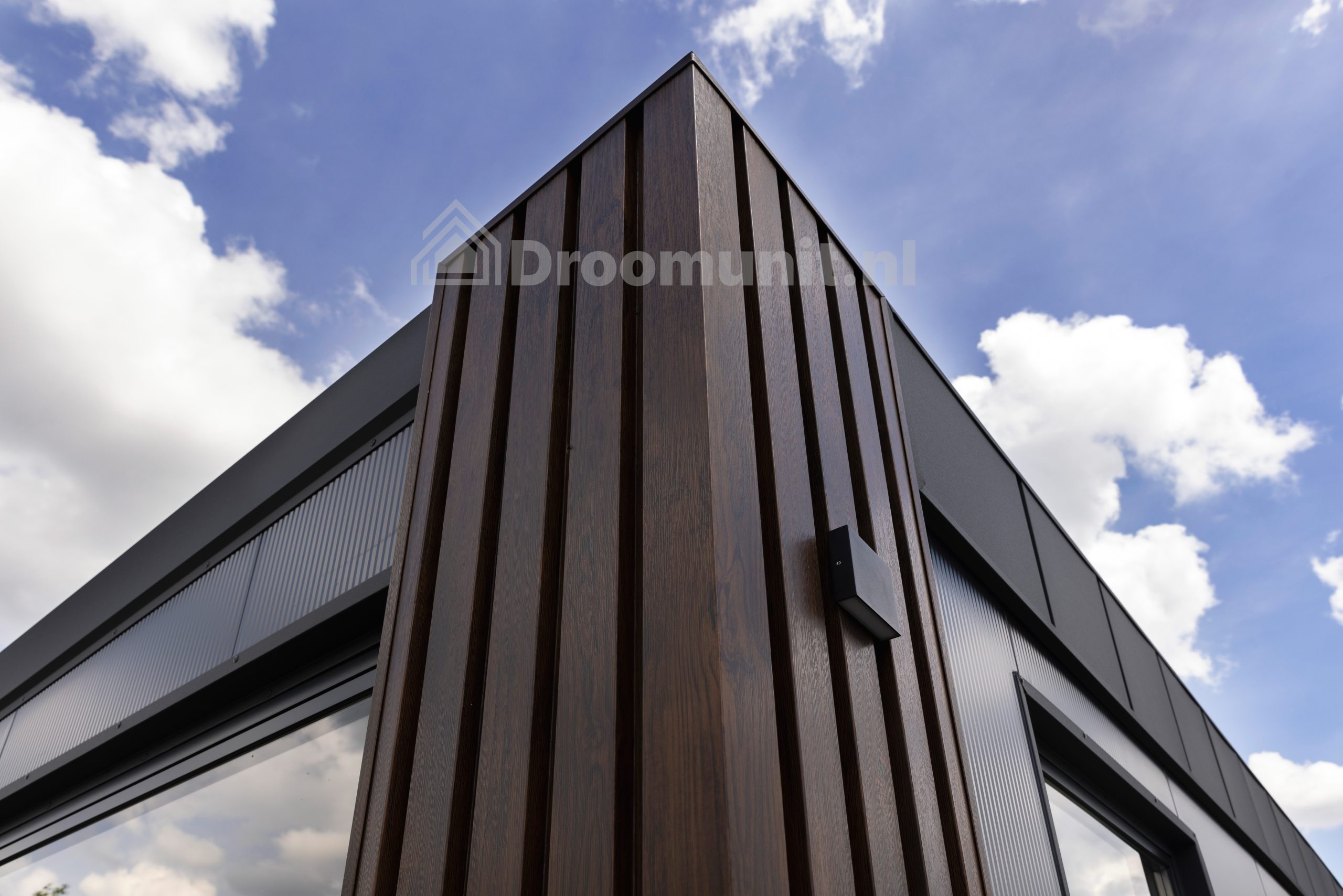 luxe_mobiele_prefab_woonunit_emmy_1_slaapkamer_afmeting_1100x300_houtafwerking_hoek_buitenzijde