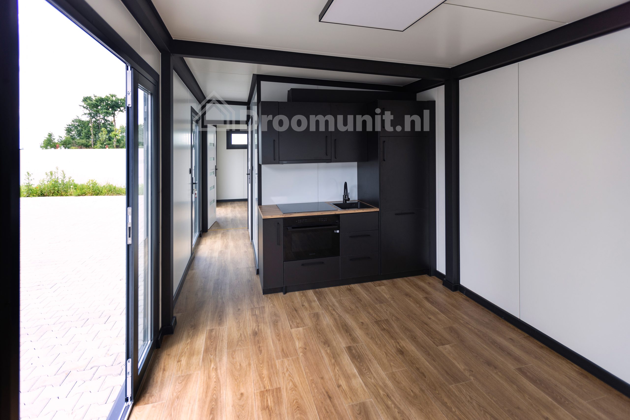 luxe_mobiele_prefab_woonunit_emmy_1_slaapkamer_afmeting_1100x300_met_zicht_op_gang_en_slaapkamer