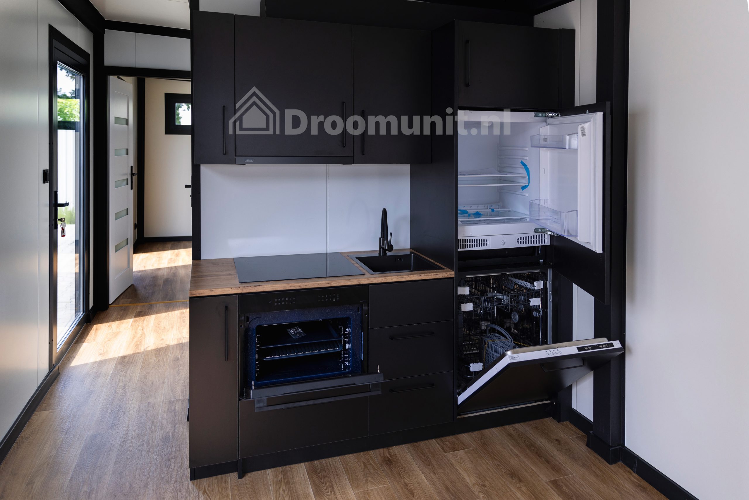 luxe_mobiele_prefab_woonunit_emmy_1_slaapkamer_afmeting_1200x300_keuken_met_oven_en_koelkast_geopend