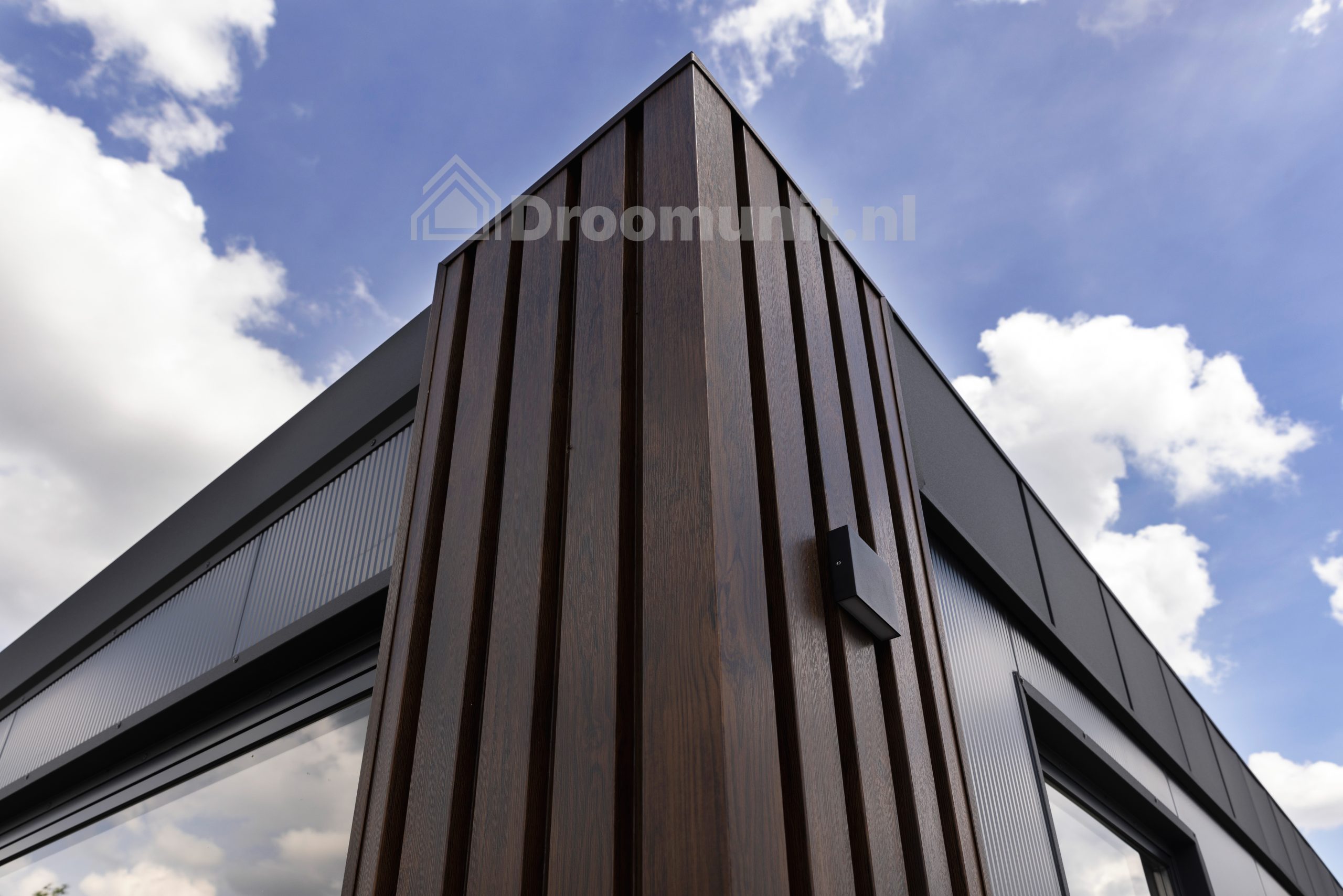 luxe_mobiele_prefab_woonunit_emmy_1_slaapkamer_afmeting_1300x300_houtafwerking_hoek_buitenzijde
