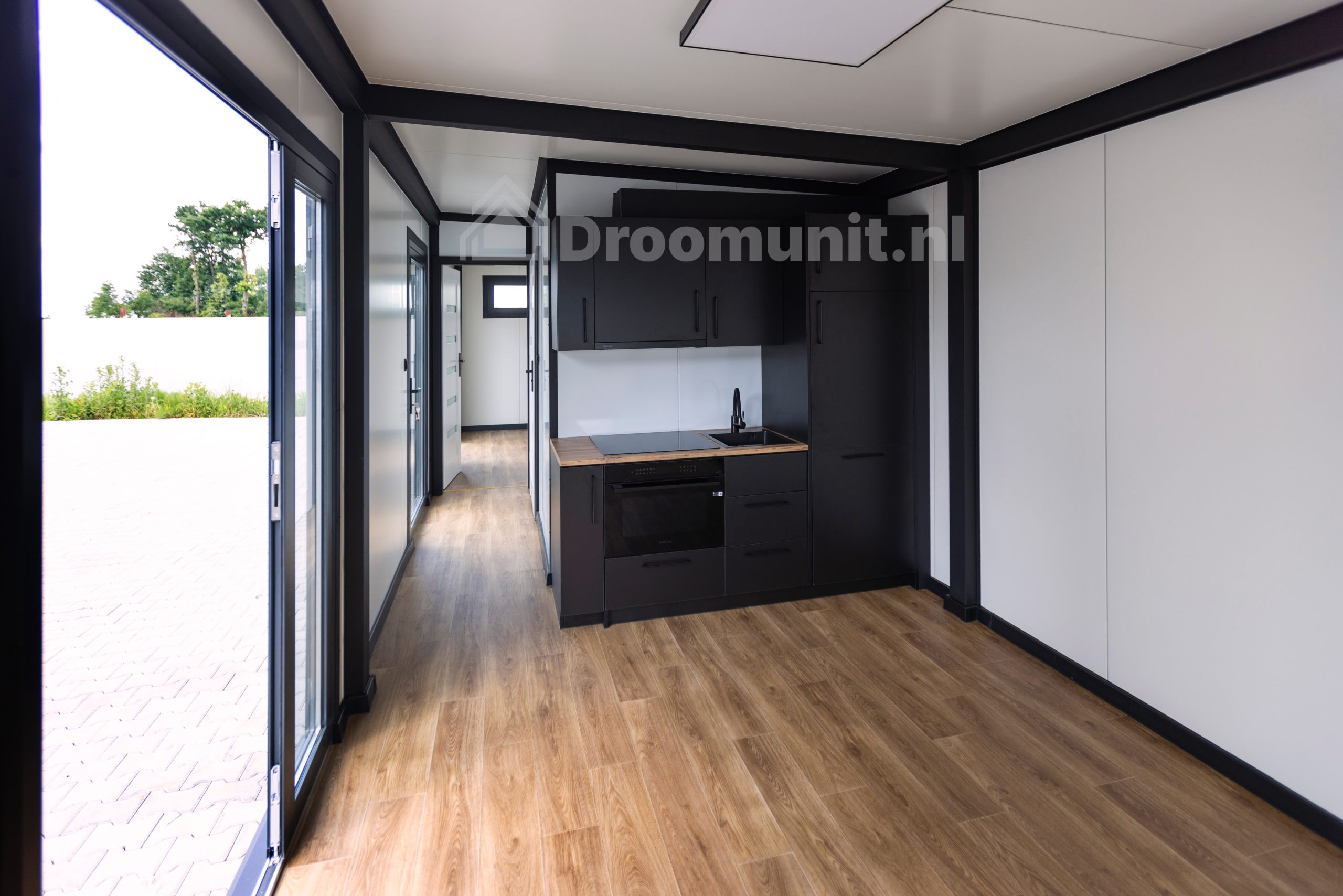 luxe_mobiele_prefab_woonunit_emmy_1_slaapkamer_afmeting_1300x300_met_zicht_op_gang_en_slaapkamer