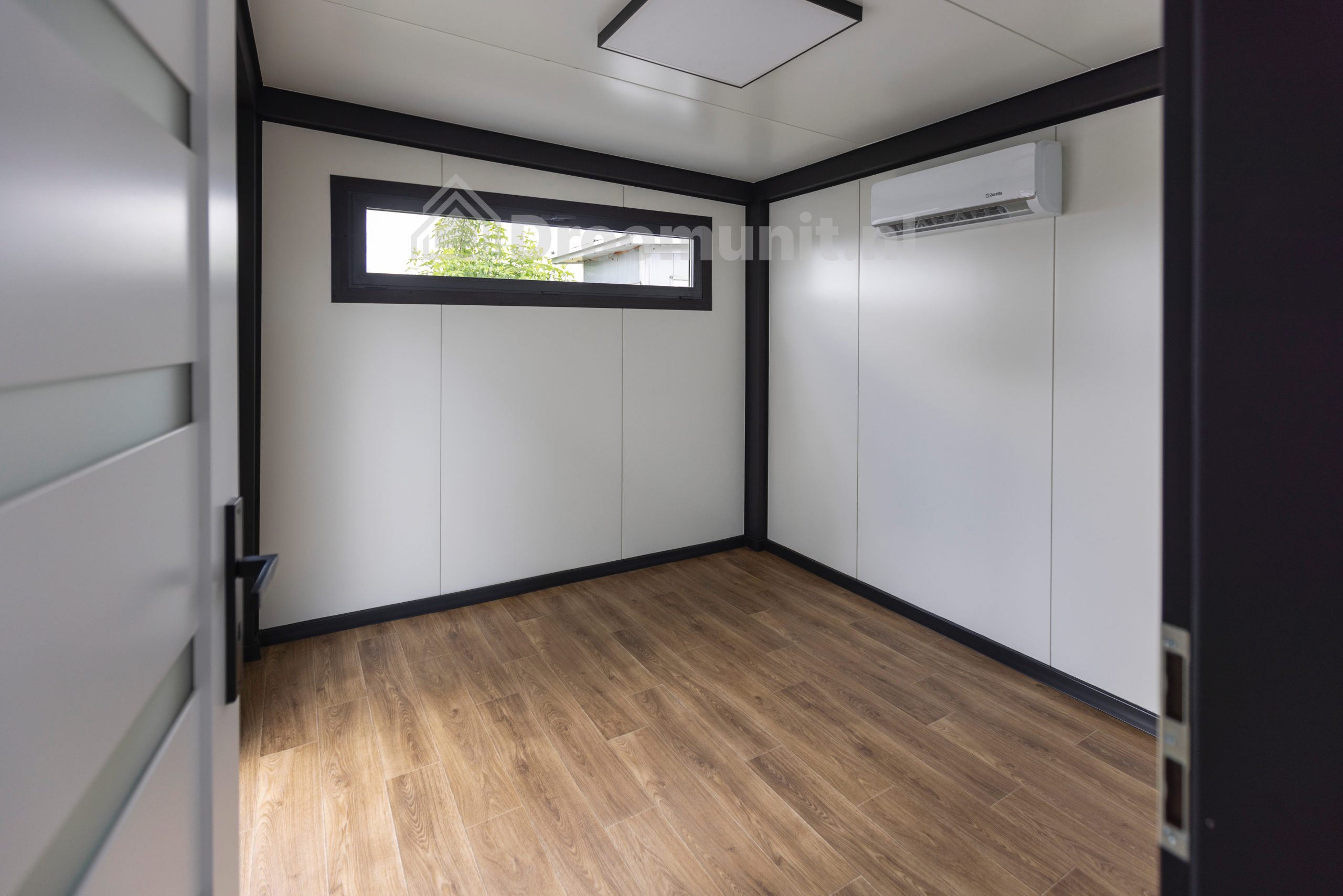 luxe_mobiele_prefab_woonunit_emmy_1_slaapkamer_afmeting_1300x300_slaapkamer_met_kozijn_en_airco