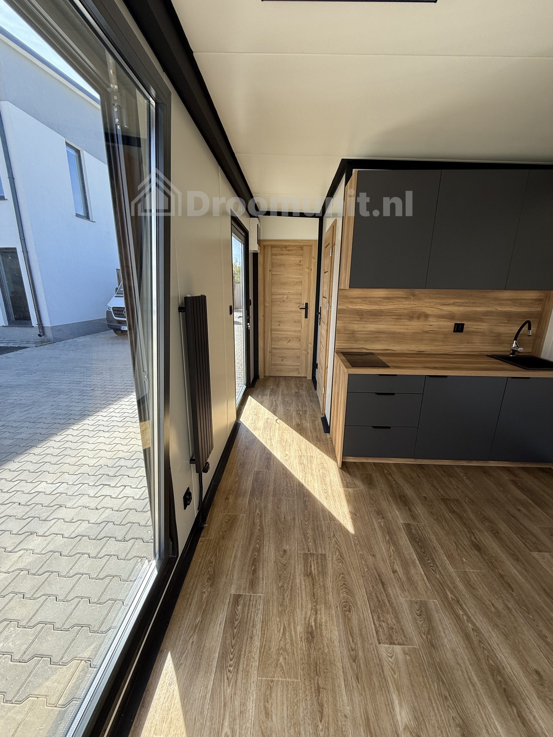 luxe_mobiele_prefab_woonunit_emmy_1_slaapkamer_afmeting_700x300_leefruimte_en_gang