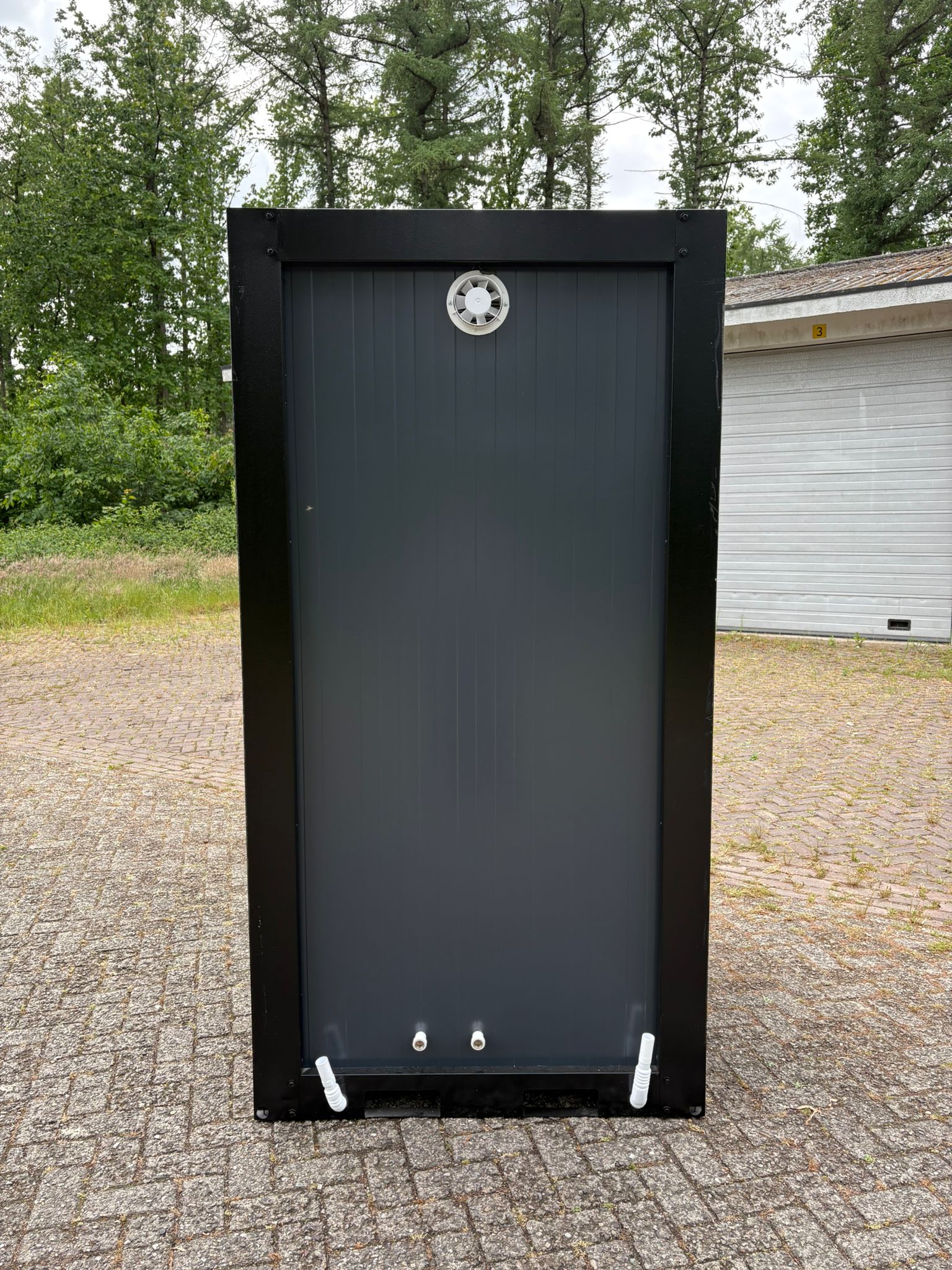 mobiele nooddouche unit achterkant buiten