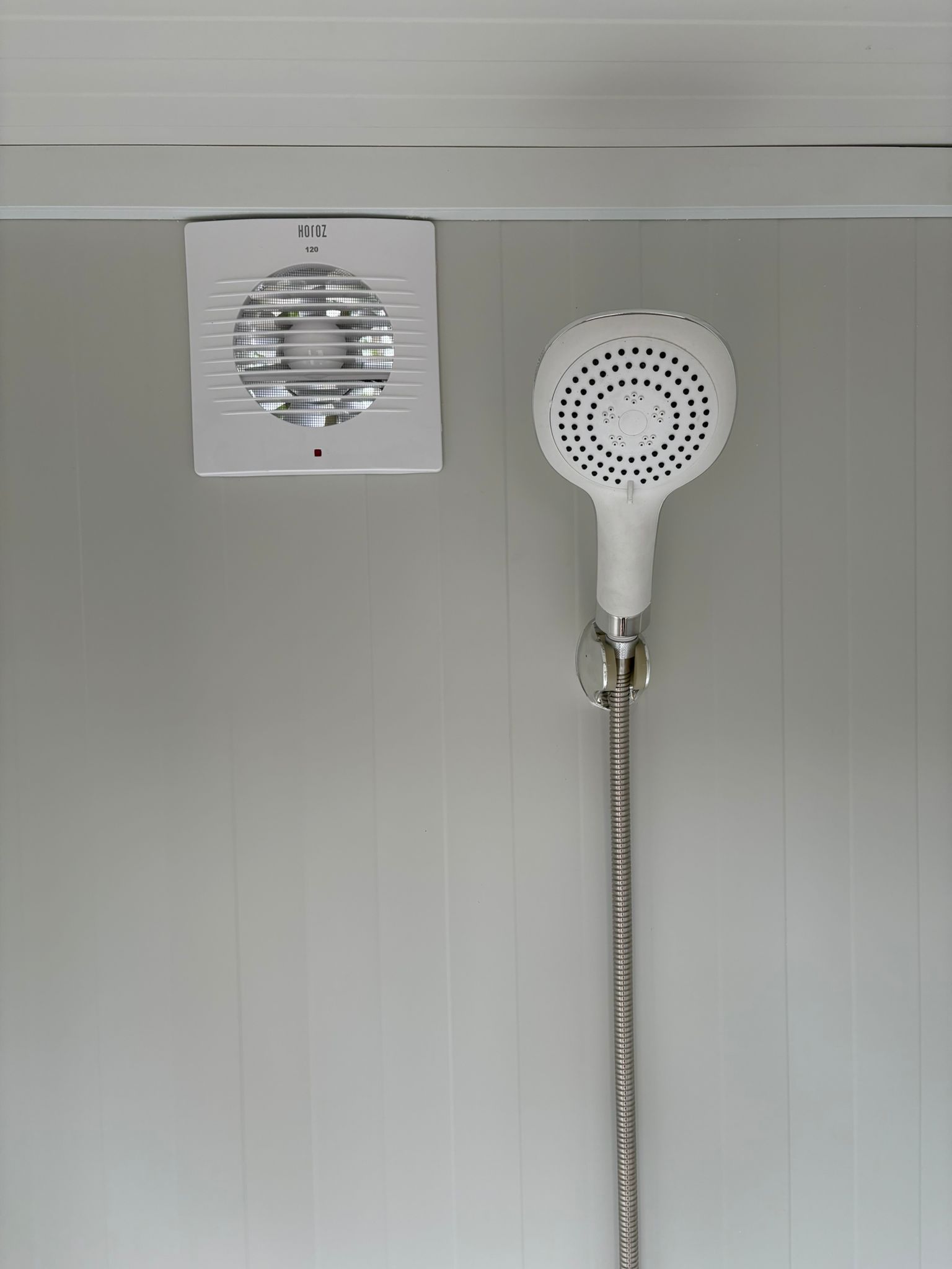 mobiele nooddouche unit ventilatie en douchekop