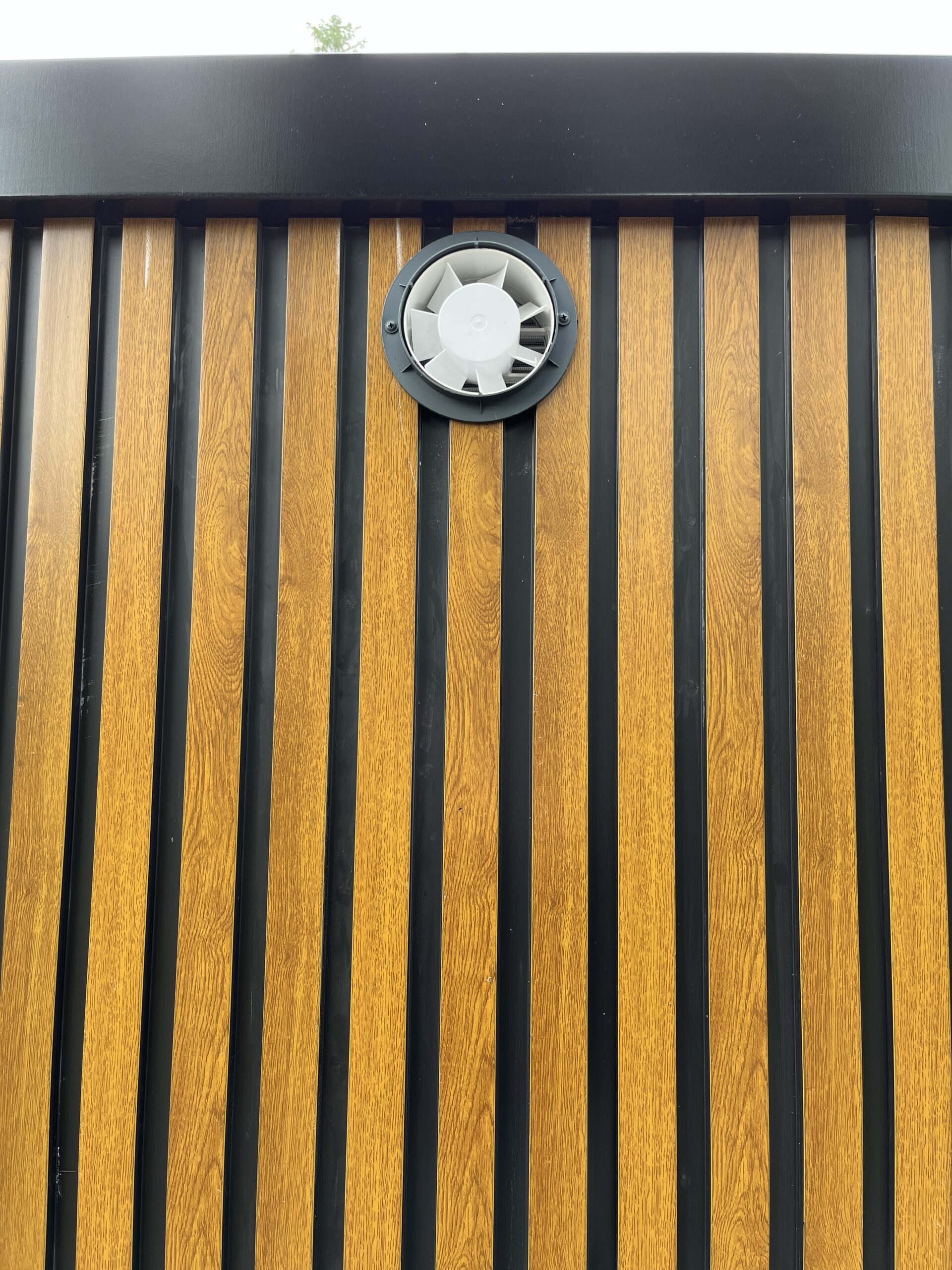 Elektrische ventilatie aan de achterzijde van een mobiele douchecabine unit aan de buitenkant