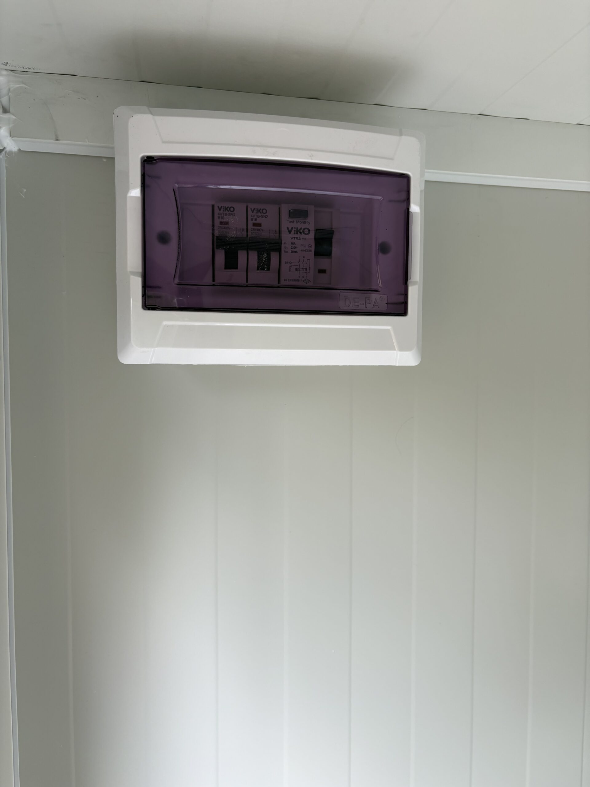 Detail van de groepenkast in een mobiele douchecabine unit