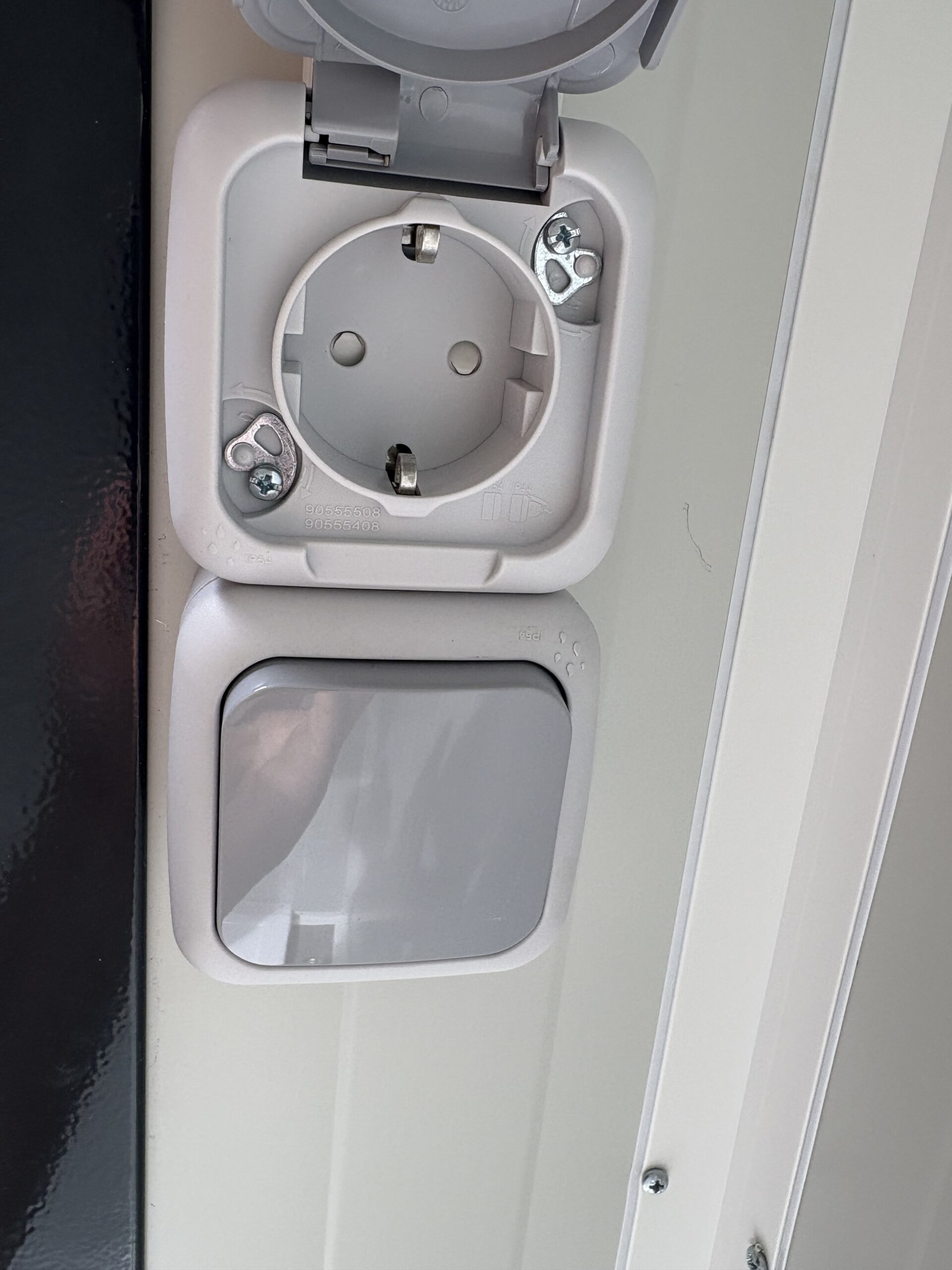 Detail van stopcontact en lichtschakelaar in een mobiele douchecabine unit