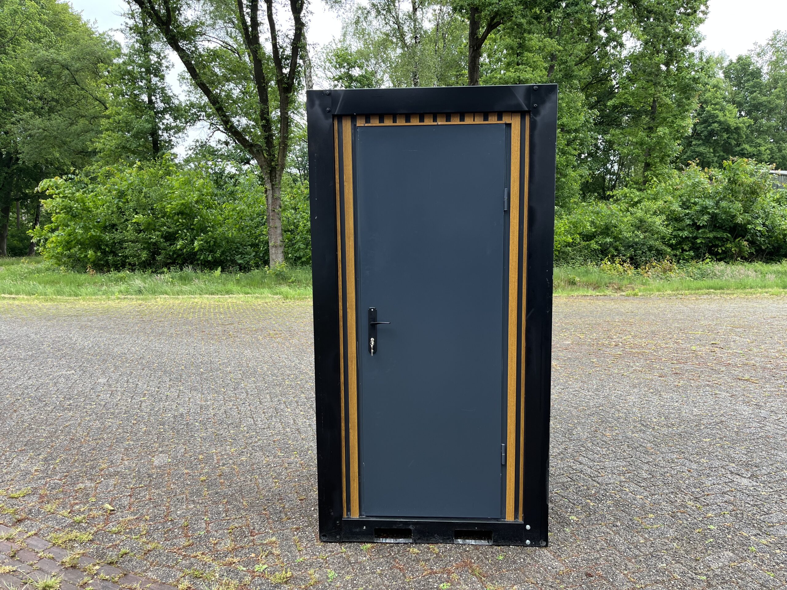 Voorzijde van een mobiele douchecabine unit, tweede beeld