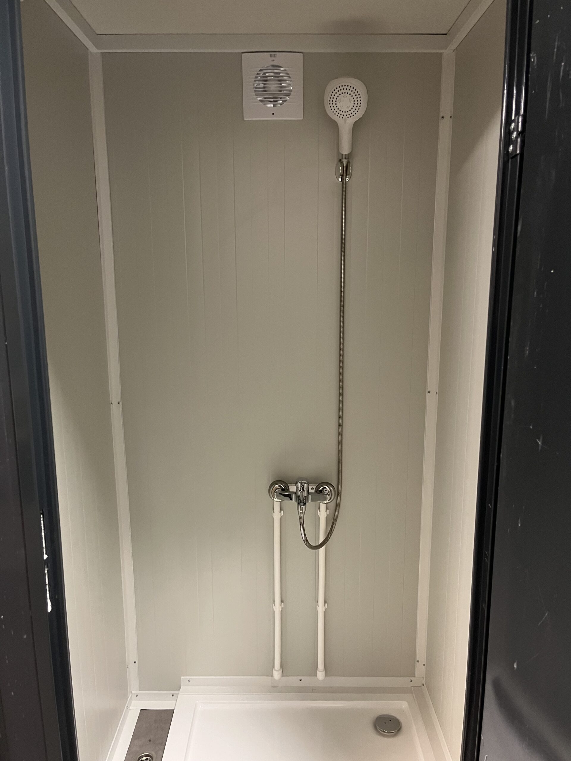 Binnenzijde van de volledige douchecabine in een mobiele wc- en douche unit