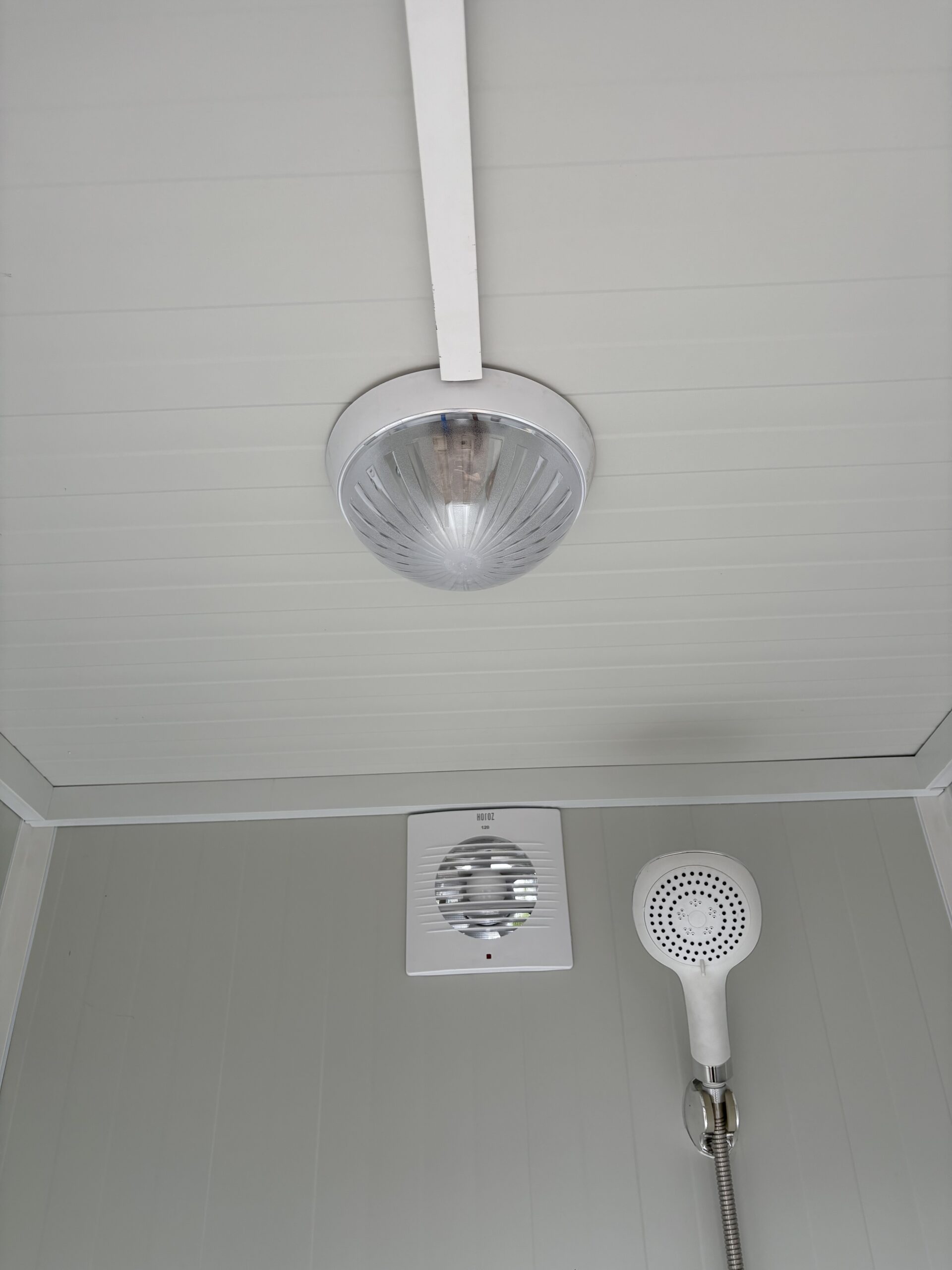 Plafond van de douchecabine in een mobiele wc- en douche unit