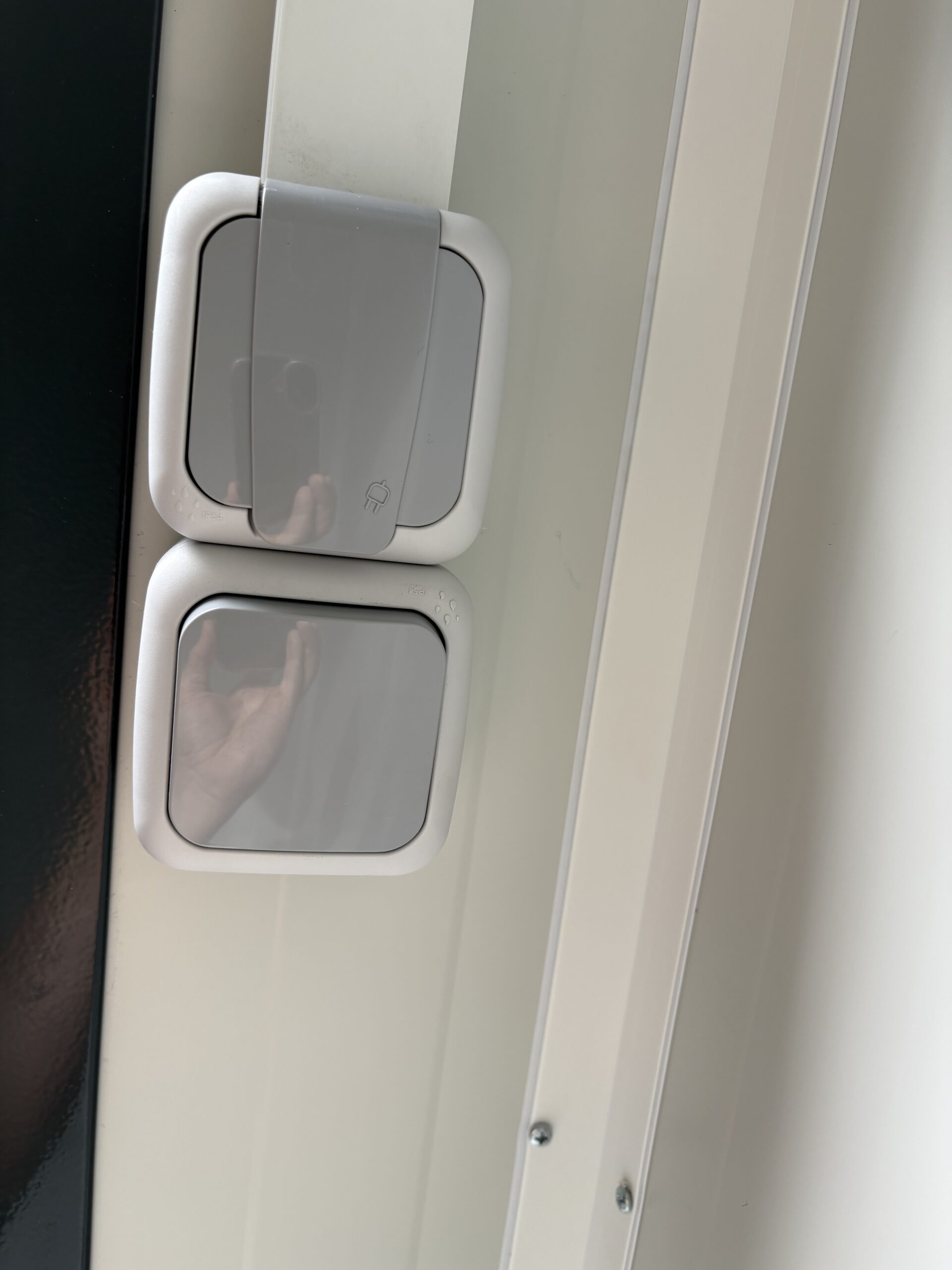 Detail van de schakelaar en het stopcontact in een mobiele wc- en douche unit