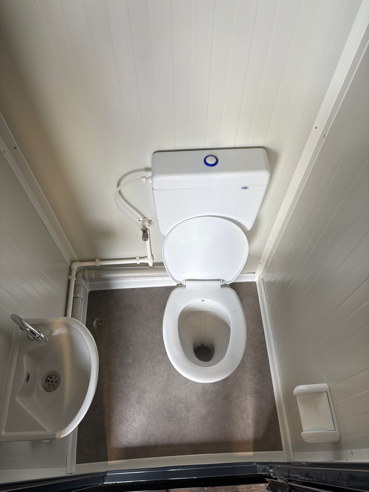 Bovenaanzicht van de toiletcabine in een mobiele wc- en douche unit