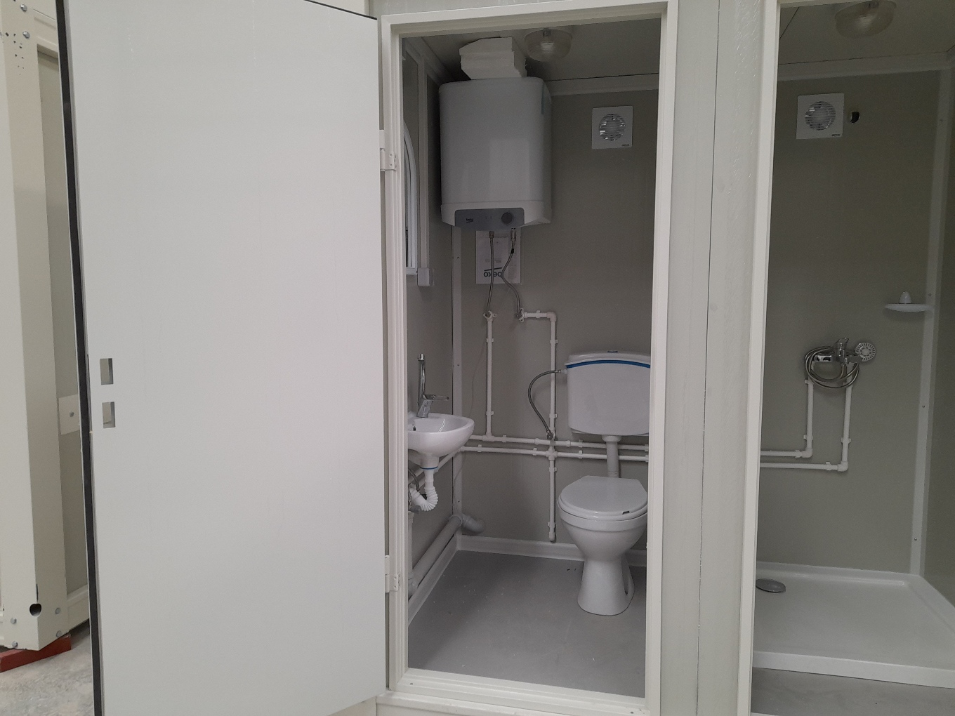 Binnenzijde van de voorzijde van een mobiele wc- en douche unit met close-up van de boiler tijdens de constructiefase