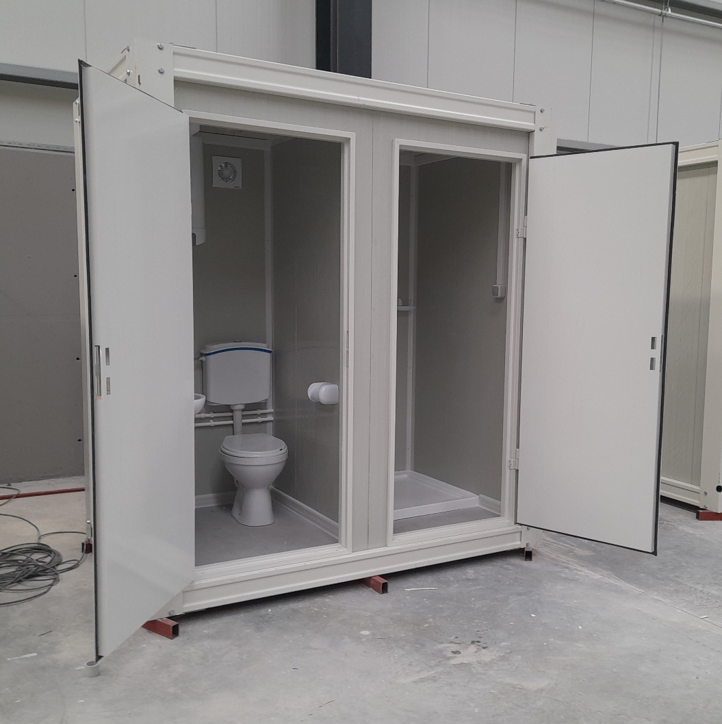Schuine vooraanzicht van een mobiele wc- en douche unit tijdens de constructie
