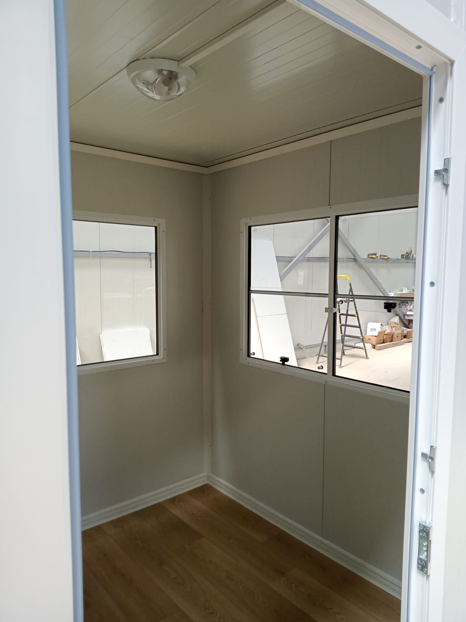 prefab_mobiele_kantoorunit_600x240cm_binnenzijde_2