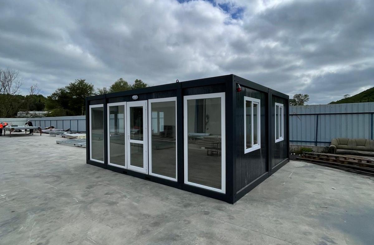 prefab_mobiele_kantoorunit_600x240cm_buitenaanzicht