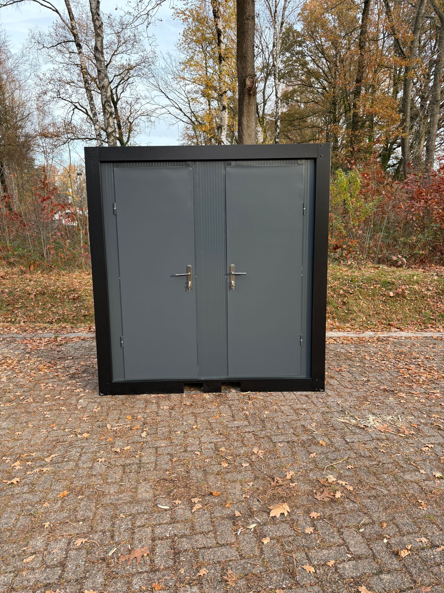 Voorzijde van een toilet- en urinoirunit met gesloten deuren.