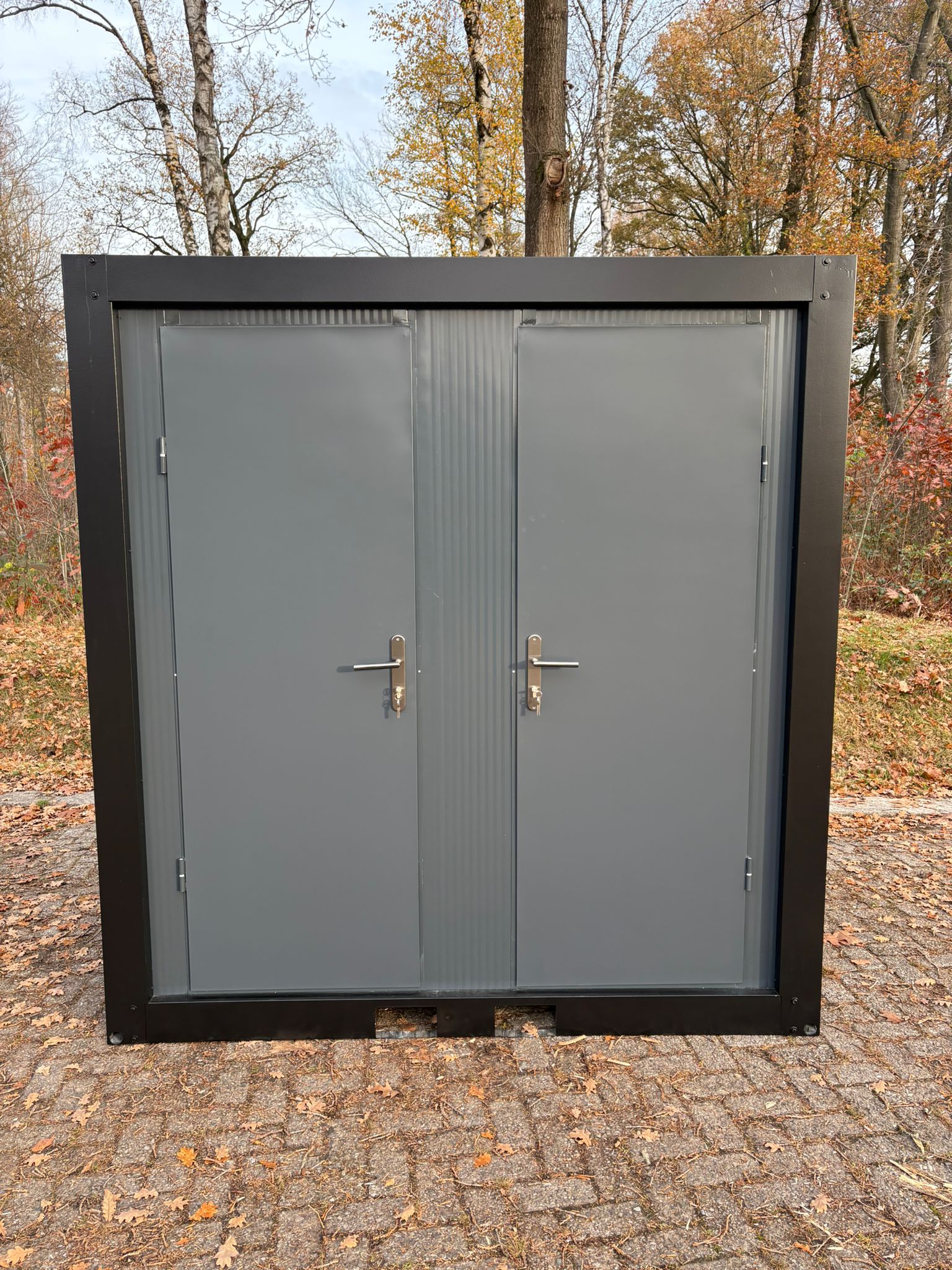 Voorzijde van een toilet- en urinoirunit met gesloten deuren.